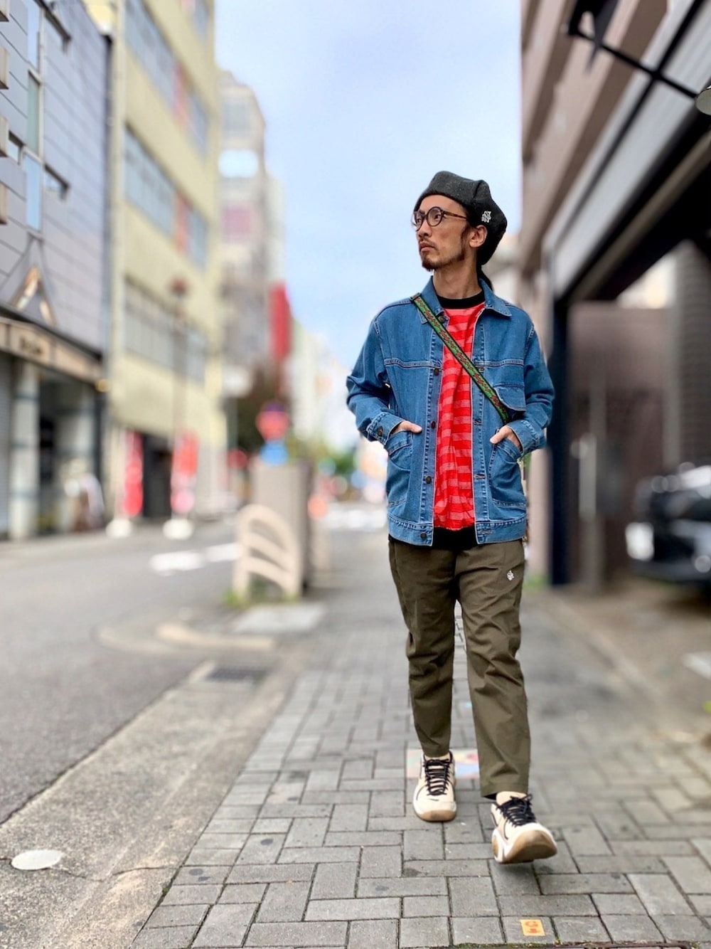 「ALDIES、ベレー帽、ベレー帽推奨委員会、カバーオール、デニムジャケット、トレーナー、ビックシルエット、サルエルパンツ、カジュアル、シンプルコーデ」｜「ALDIESのWeather Beret(Olive)（ハンチング/ベレー帽、その他）」を使った、りょうさん（メンズ・171cm）の秋コーディネートの1枚目の写真