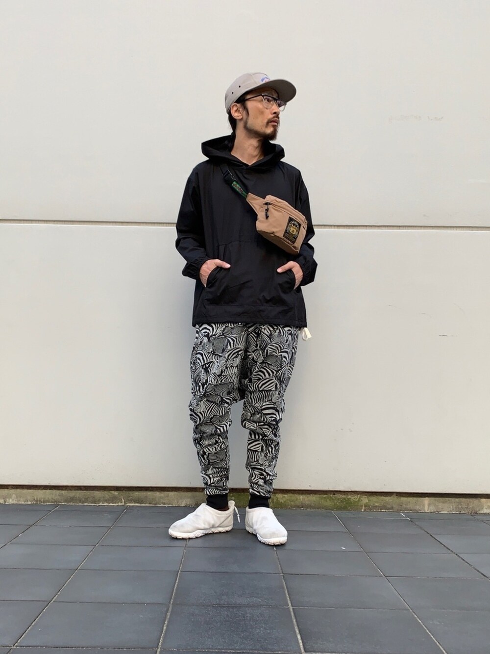 「ALDIES、ジェットキャップ、パーカー、プルオーバーパーカー、ウェストポーチ、サルエルパンツ、イージーパンツ、モノトーン、カジュアル、秋冬コーデ」｜「ALDIESのRefreshing Cap(Beige)※直営店限定アイテム（キャップ、その他）」を使った、りょうさん（メンズ・171cm）の秋コーディネートの1枚目の写真