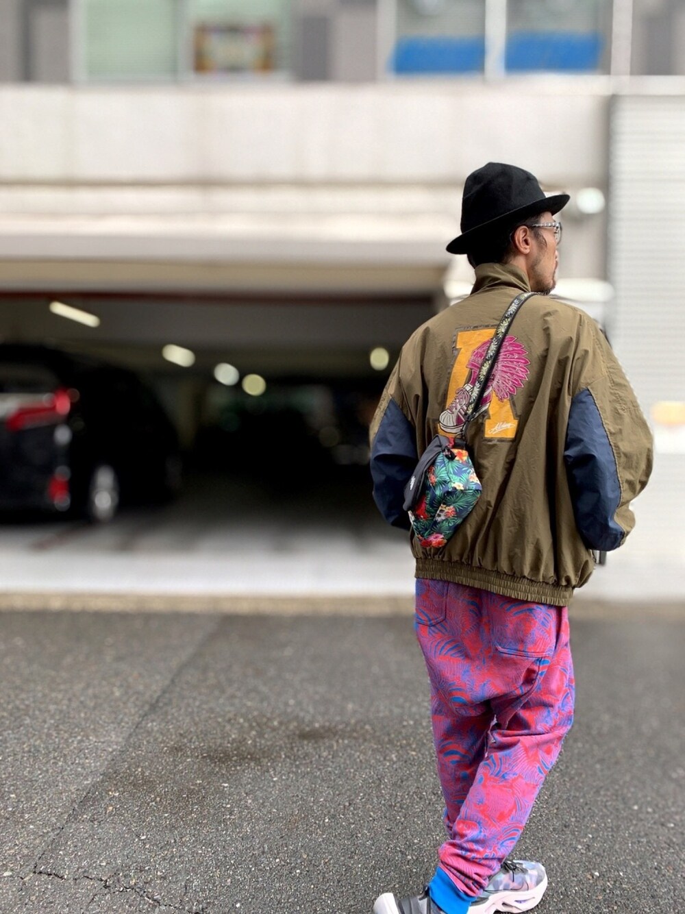 「ALDIES、ハット、マウンテンハット、アウター、ブルゾン、スウェットパンツ、イージーパンツ、サルエルパンツ、カジュアル、ショルダーバッグ」｜「ALDIESのMountain Hat(Gold)※直営店限定アイテム（ハット、その他）」を使った、りょうさん（メンズ・171cm）の秋コーディネートの1枚目の写真