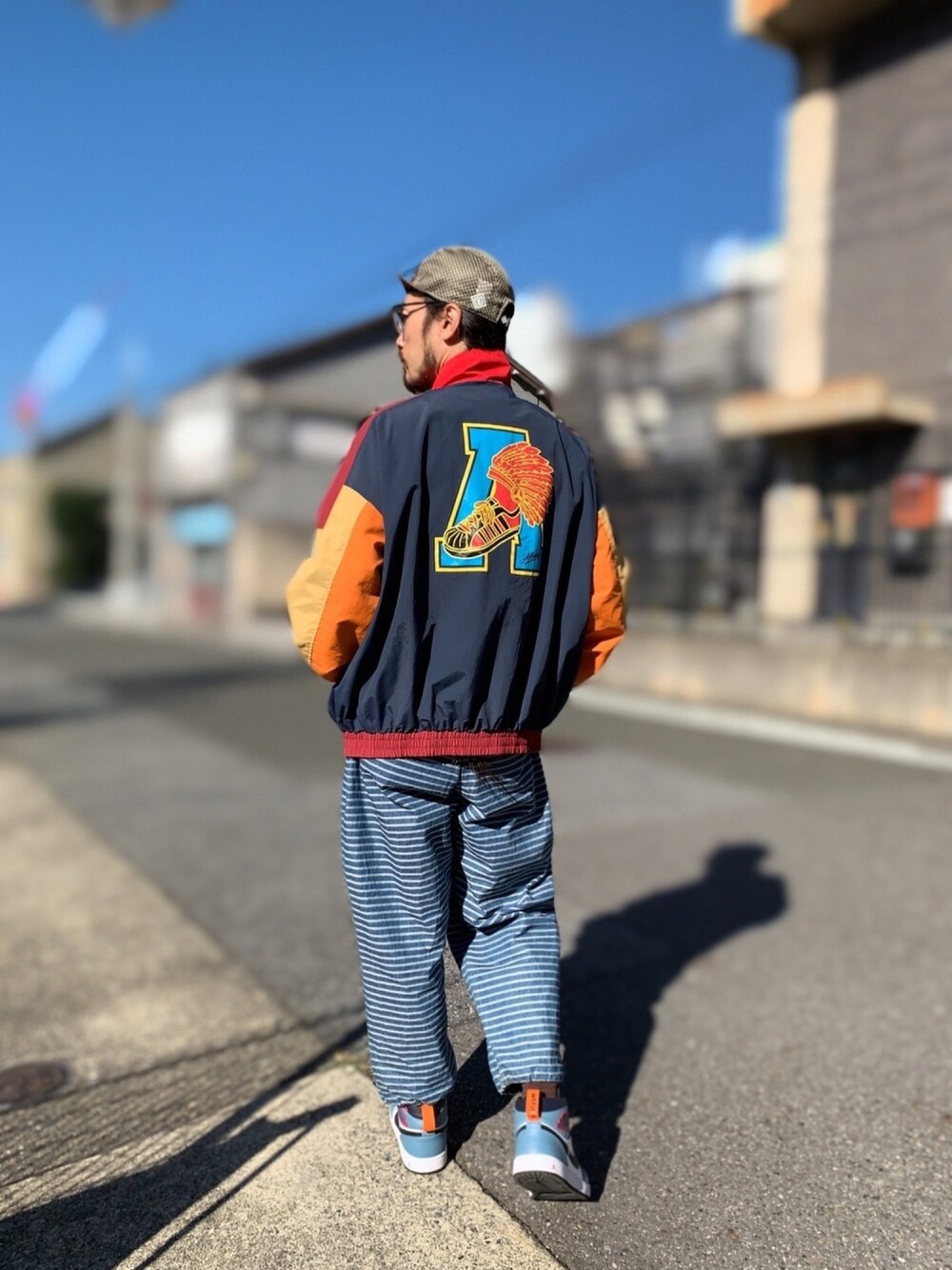 「ALDIES、ELDORESO、メッシュキャップ、アウター、ブルゾン、マルチカラー、デニムパンツ、ワイドパンツ、カジュアル、冬コーデ」｜「ELDORESOの【ELDORESO】Grim Reaper Jet Cap(Purple)（キャップ、その他）」を使った、りょうさん（メンズ・171cm）の冬コーディネートの1枚目の写真