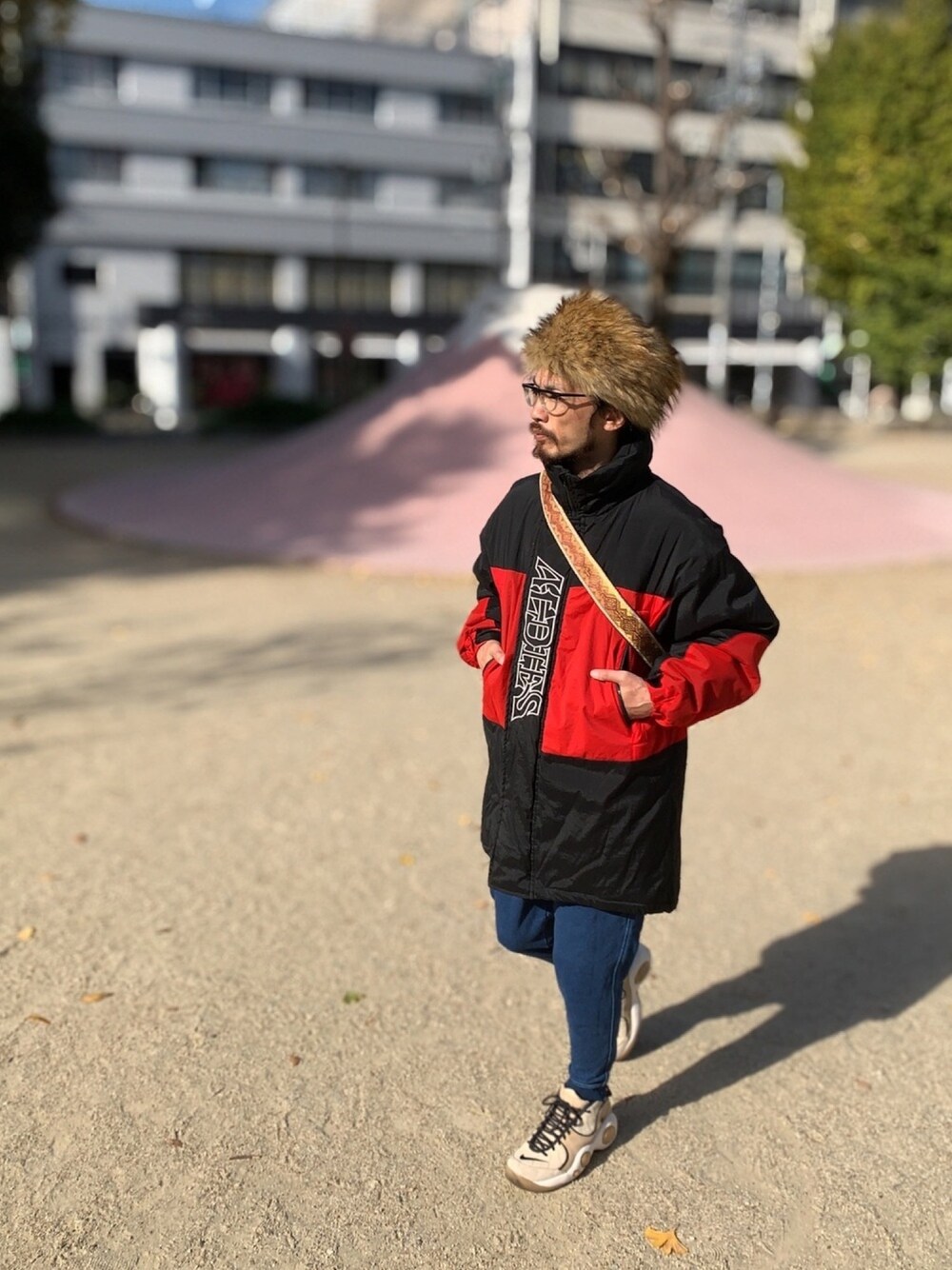 「ALDIES、ファー帽子、ロシアン帽、モンスターパーカー、アウター、イージーパンツ、スウェットパンツ、カジュアル、冬コーデ、冬」｜「ALDIESのFur Hat(Brown)（ハット、その他）」を使った、りょうさん（メンズ・171cm）の冬コーディネートの1枚目の写真