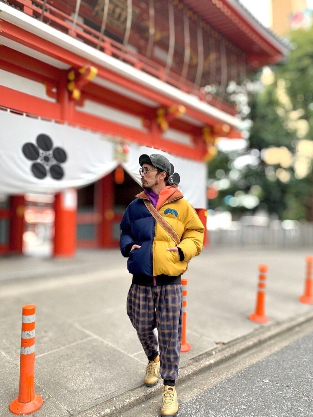 「ALDIES、キャップ、パーカー、アウター、イージーパンツ、チェックパンツ、マルチカラー、冬コーデ、カジュアル」｜「ALDIESのThank You Cap(Olive)（キャップ、その他）」を使った、りょうさん（メンズ・171cm）の冬コーディネートの1枚目の写真