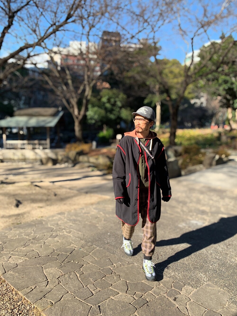 「ALDIES、キャップ、フリース、コート、アウター、パーカー、チェックパンツ、イージーパンツ、カジュアル、冬コーデ」｜「ALDIESのThank You Cap(Gray)（キャップ、その他）」を使った、りょうさん（メンズ・171cm）の冬コーディネートの1枚目の写真