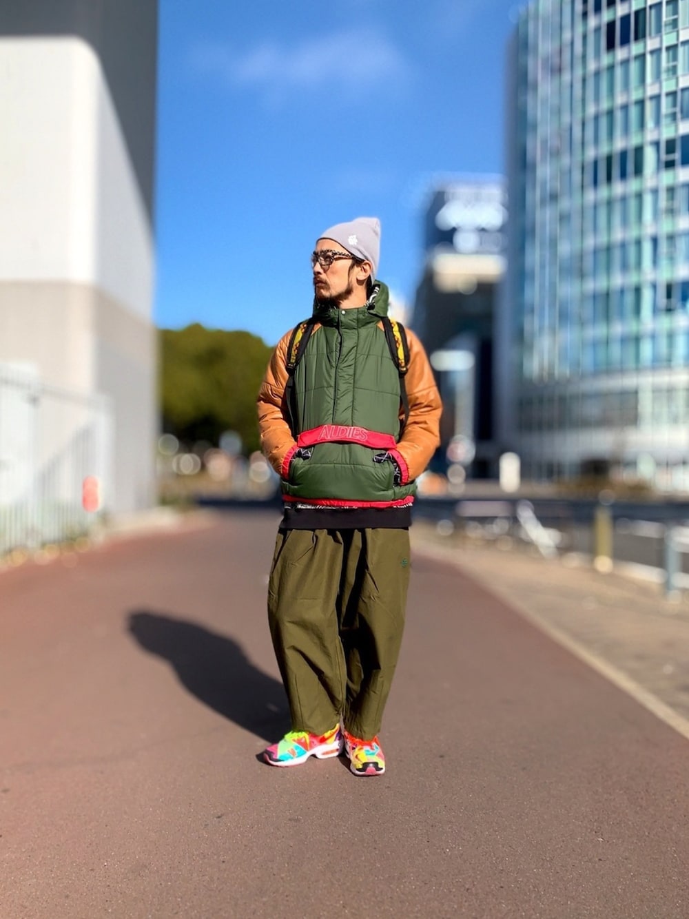 「ALDIES、ニット帽、アウター、ナイロンパーカー、スウェットパーカー、ワイドパンツ、グリーン、カジュアル、冬コーデ」｜「ALDIESのBeanie Cap(Gray)（ニットキャップ/ビーニー、その他）」を使った、りょうさん（メンズ・171cm）の冬コーディネートの1枚目の写真