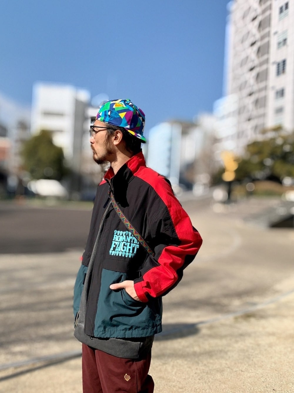 「ALDIES、キャップ、ブルゾン、アウター、ナイロンジャケット、カットソー、ビックシルエット、イージーパンツ、カジュアル、春コーデ」｜「ALDIESの80s A Cap / エイティーズエーキャップ（キャップ、ブルー系）」を使った、りょうさん（メンズ・171cm）の冬コーディネートの1枚目の写真