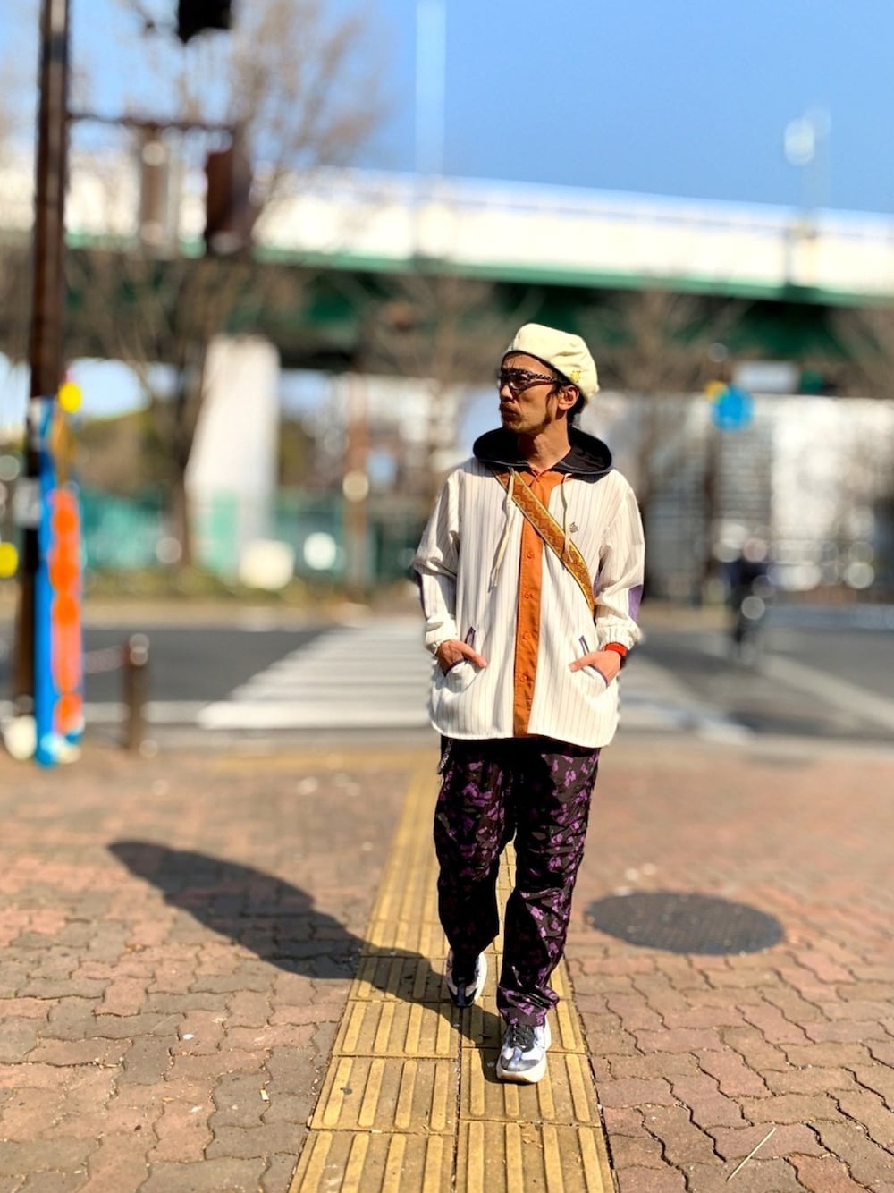 「ALDIES、ベレー帽、ベレー帽推奨委員会、シャツスタイル、ベースボールシャツ、イージーパンツ、総柄パンツ、カジュアル、春コーデ」｜「ALDIESのShantung Beret(Nat)（ハンチング/ベレー帽、その他）」を使った、りょうさん（メンズ・171cm）の冬コーディネートの1枚目の写真