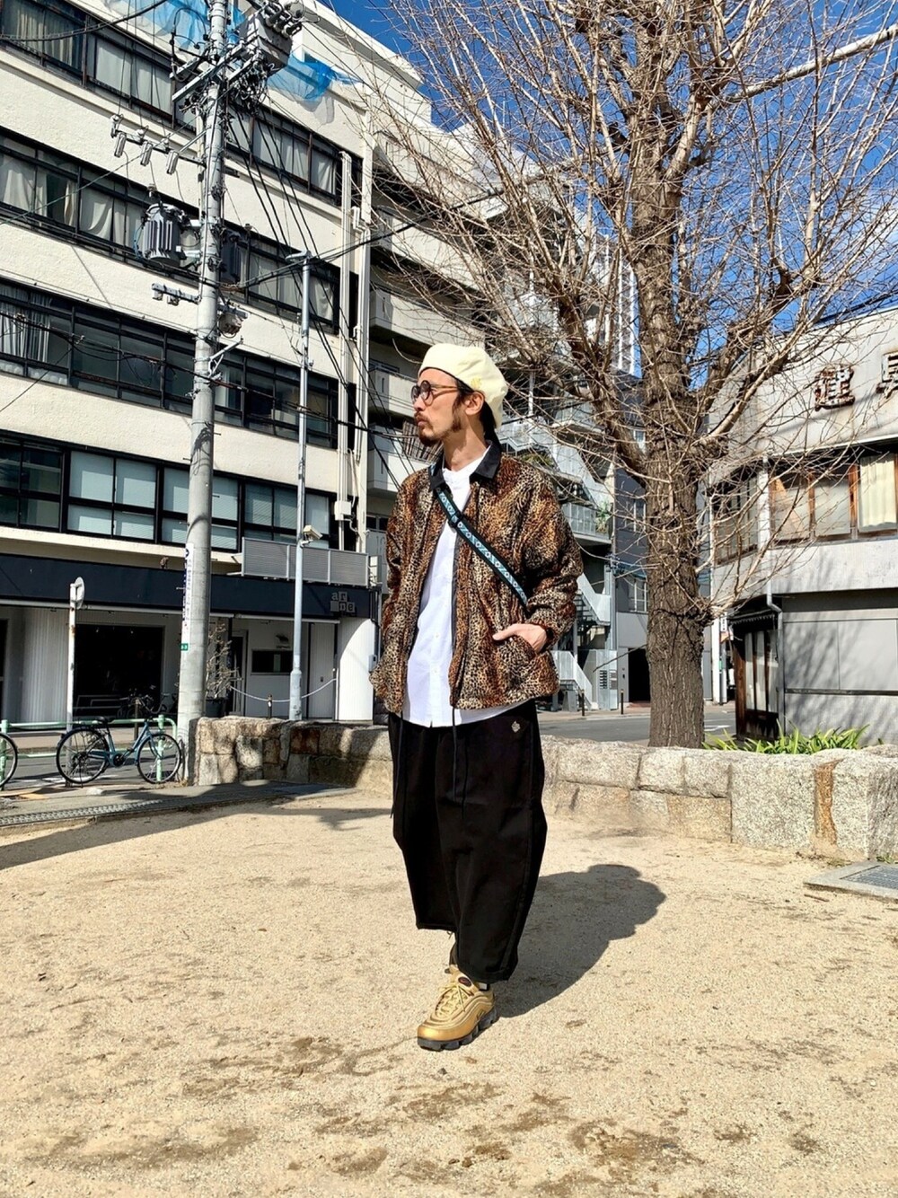 「ALDIES、ベレー帽、ベレー帽推奨委員会、アウター、コーチジャケット、白Tシャツ、ワイドパンツ、バギーパンツ、カジュアル、シンプル」｜「ALDIESのBronx Beret(Nat)（ハンチング/ベレー帽、その他）」を使った、りょうさん（メンズ・171cm）の冬コーディネートの1枚目の写真