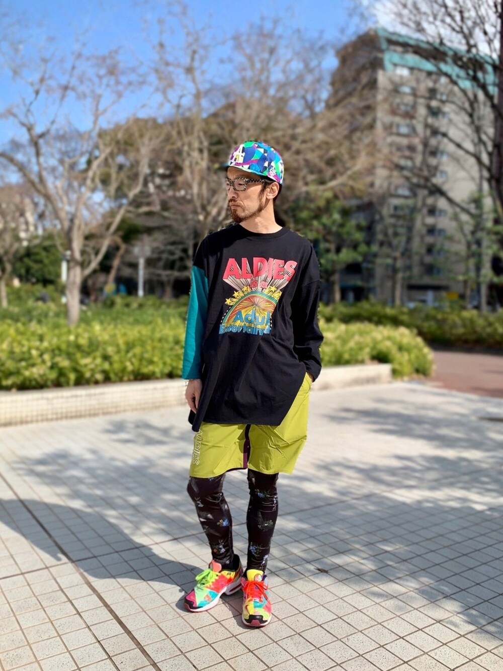 「ALDIES、キャップ、カットソー、ロンT、プリントT、ショートパンツ、レギンス×ショートパンツ、レイヤードスタイル、春コーデ、スポーツミックス」｜「ALDIESの80s A Cap / エイティーズエーキャップ（キャップ、ブルー系）」を使った、りょうさん（メンズ・171cm）の春コーディネートの1枚目の写真