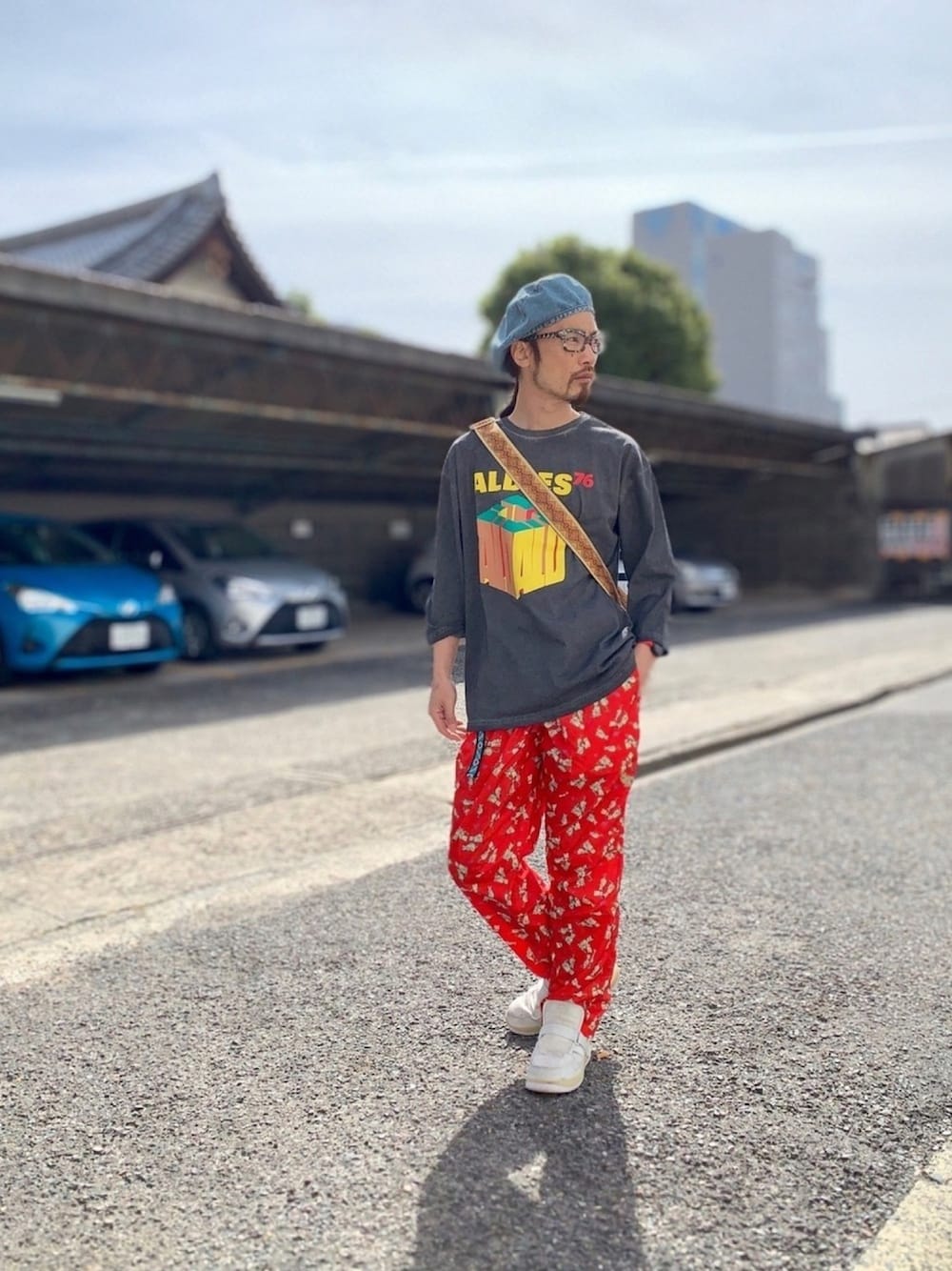 「ALDIES、ベレー帽、ベレー帽推奨委員会、カットソー、プリントT、七分袖、イージーパンツ、総柄パンツ、カジュアル、春コーデ」｜「ALDIESのScissors Beret(Blue)（ハンチング/ベレー帽、その他）」を使った、りょうさん（メンズ・171cm）の春コーディネートの1枚目の写真