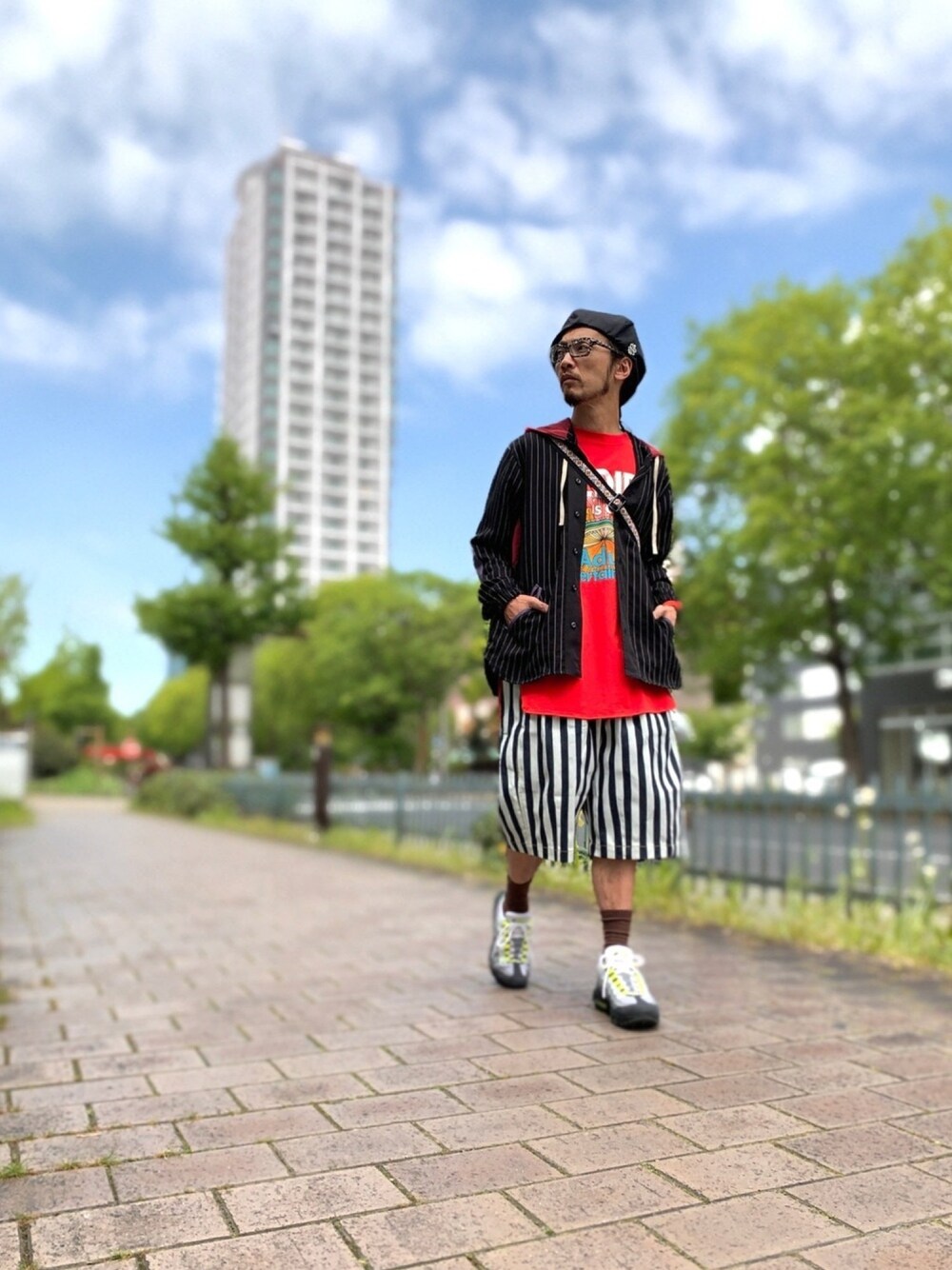 「ALDIES、ベレー帽、ベレー帽推奨委員会、ベースボールシャツ、シャツスタイル、カットソー、ハーフパンツ、ヒッコリー、カジュアル、春コーデ」｜「ALDIESのBobby Beret / ボビーベレー（ハンチング/ベレー帽、ブラック系）」を使った、りょうさん（メンズ・171cm）の春コーディネートの1枚目の写真