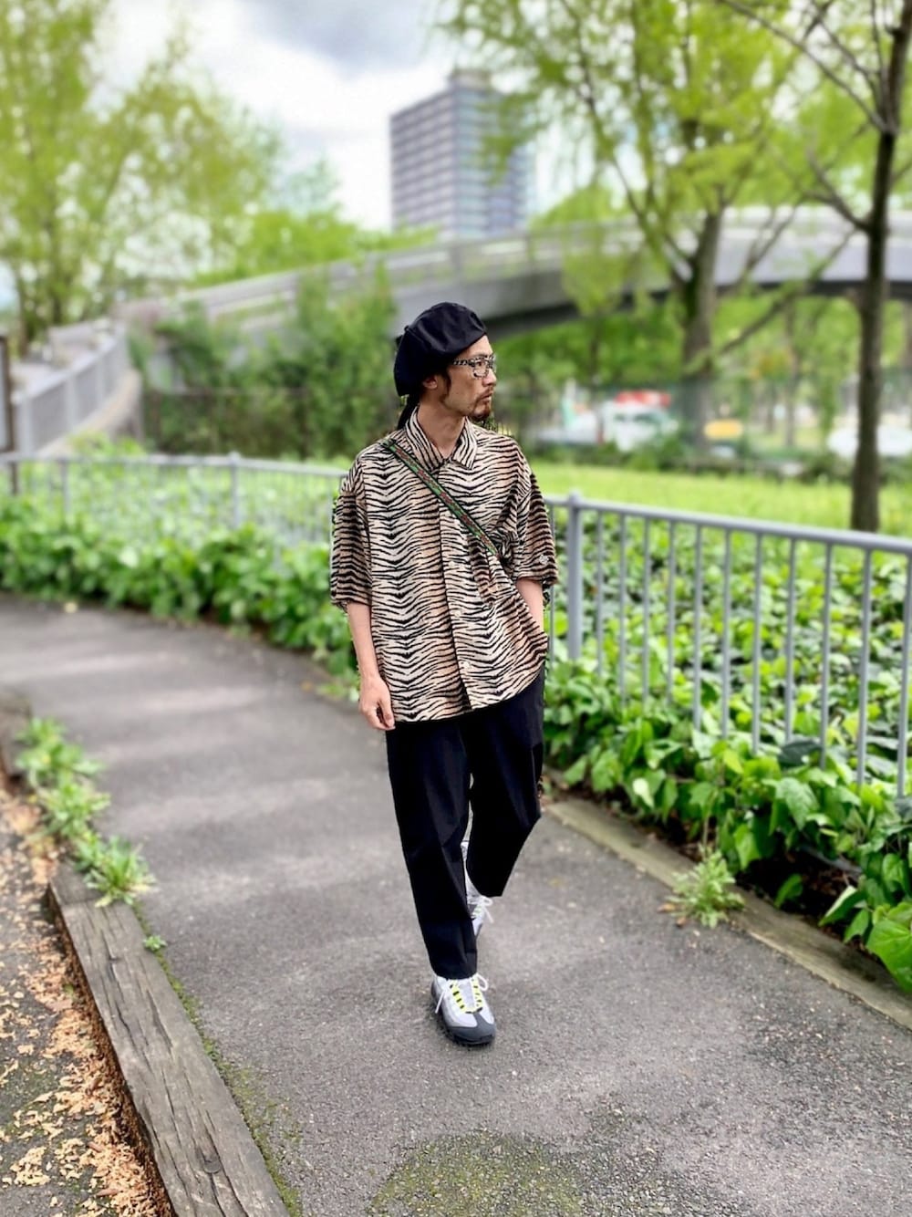 「ALDIES、ベレー帽、ベレー帽推奨委員会、シャツスタイル、柄シャツ、半袖シャツ、イージーパンツ、ジョガーパンツ、カジュアル、春コーデ」｜「ALDIESのBobby Beret / ボビーベレー（ハンチング/ベレー帽、ブラック系）」を使った、りょうさん（メンズ・171cm）の春コーディネートの1枚目の写真