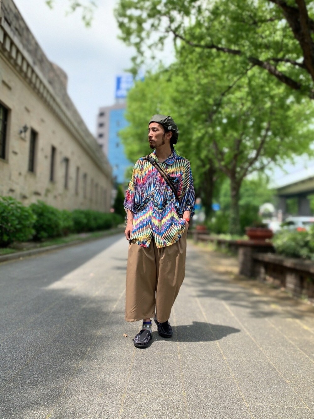 「ALDIES、ベレー帽、ベレー帽推奨委員会、シャツスタイル、柄シャツ、ビックシルエット、ワイドパンツ、イージーパンツ、春コーデ、カジュアル」｜「ALDIESのBobby Beret / ボビーベレー（ハンチング/ベレー帽、ブラック系）」を使った、りょうさん（メンズ・171cm）の春コーディネートの1枚目の写真