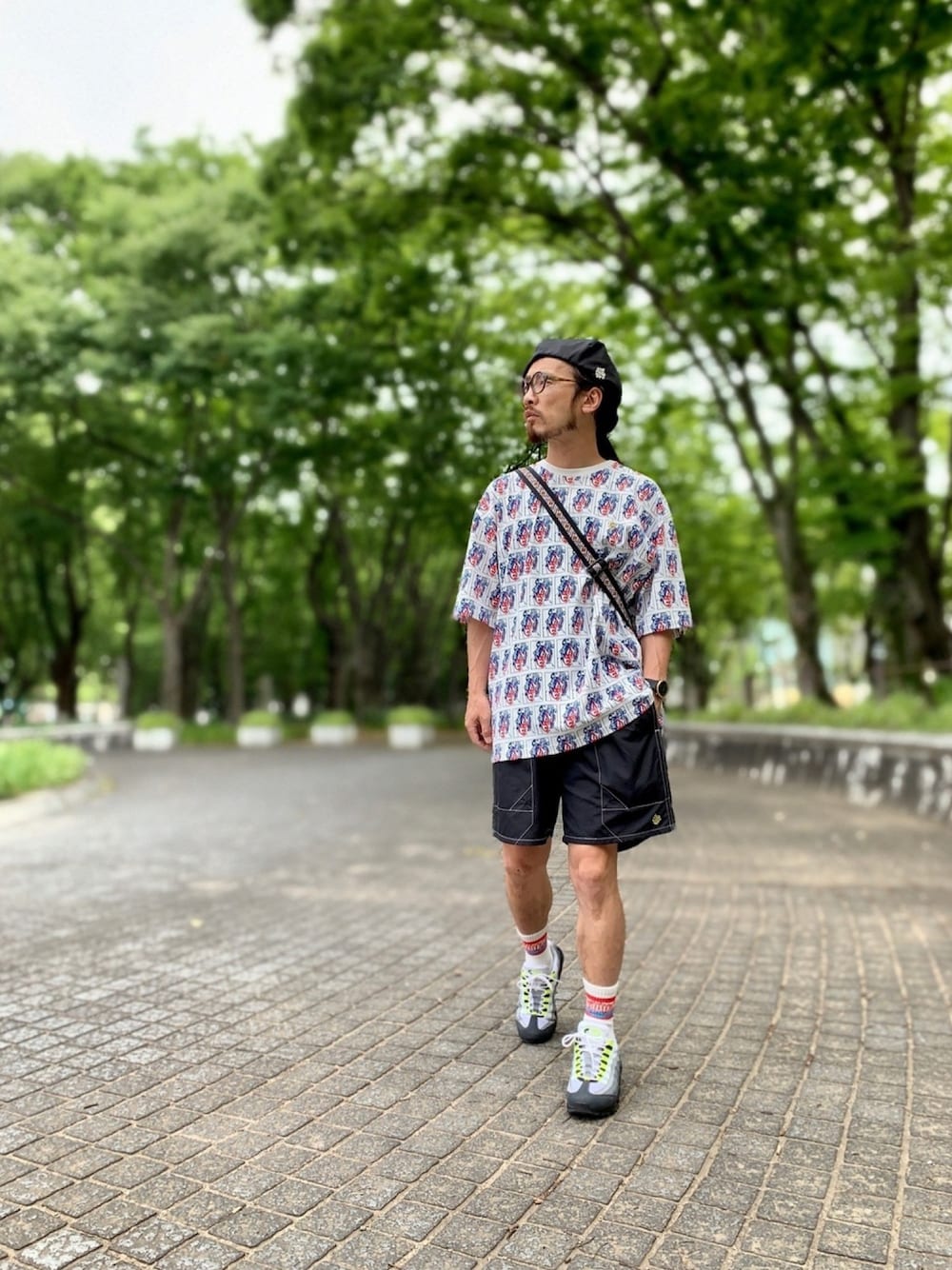 「ALDIES、ベレー帽、ベレー帽推奨委員会、ビックシルエット、Tシャツ、ビックT、ショートパンツ、スイムショーツ、カジュアル、春夏コーデ」｜「ALDIESのBobby Beret / ボビーベレー（ハンチング/ベレー帽、ブラック系）」を使った、りょうさん（メンズ・171cm）の夏コーディネートの1枚目の写真