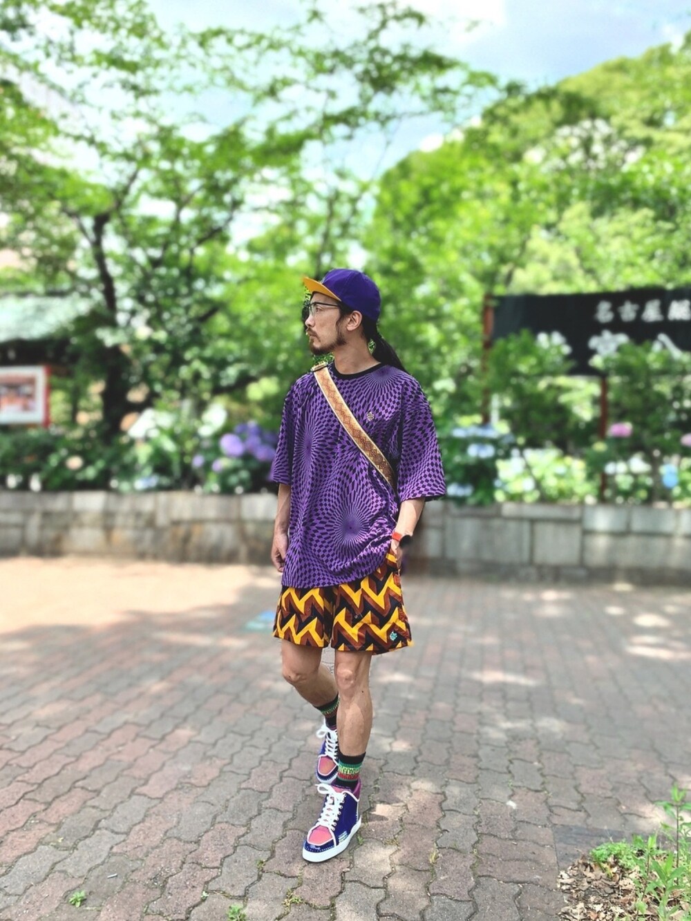 「ALDIES、hussematte、キャップ、ビックT、Tシャツ、ビックシルエット、ショートパンツ、総柄パンツ、カジュアル、夏コーデ」｜「HusseMatteのDachshund Cap / ダックスフンドキャップ（キャップ、パープル系）」を使った、りょうさん（メンズ・171cm）の夏コーディネートの1枚目の写真