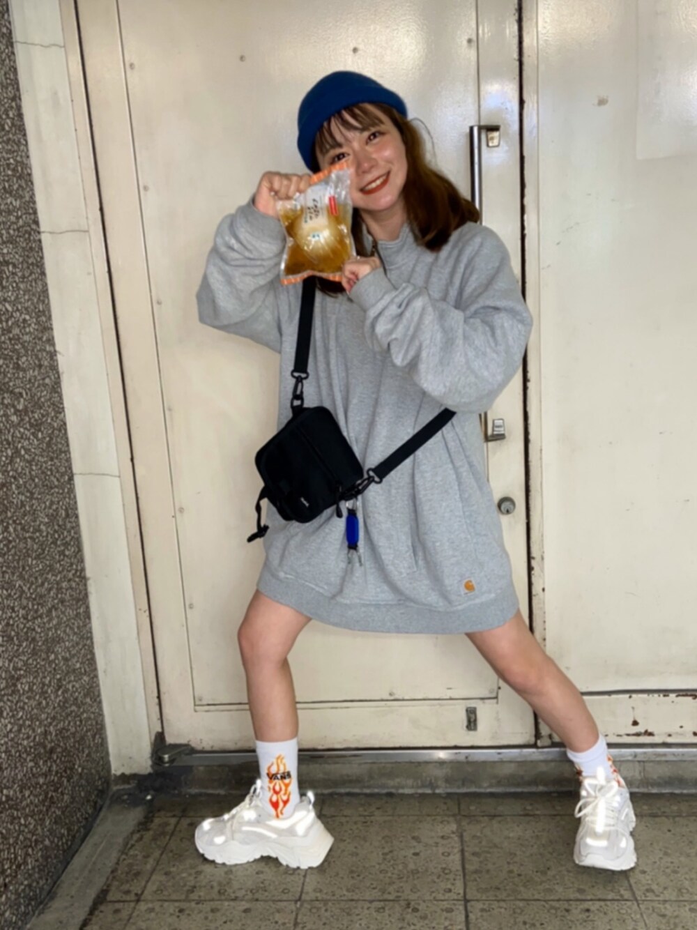 「メンズライク、ニット帽、オーバーサイズ、スニーカー、春コーデ、低身長、ストリート」｜「X-girlのFRAP SHOULDER BAG（ショルダーバッグ、ブラック系）」を使った、空さん（レディース・153cm）の春コーディネートの1枚目の写真