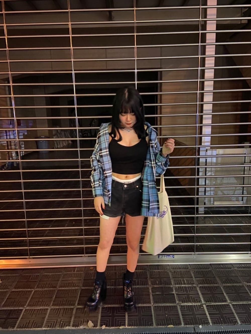 「春コーデ、青、チェックシャツ、ショートブーツ、ヘソだし、あしだし、ショートパンツ、デニム、見せパン、オーバーサイズ」｜「HUFのアイテム（トートバッグ、ホワイト系）」を使った、空さん（レディース・153cm）の春コーディネートの1枚目の写真