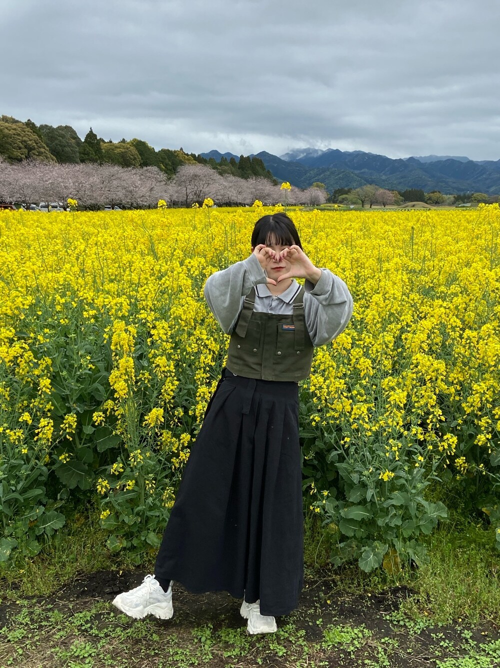 「春コーデ、花見、白スニーカー、低身長、ロングスカート、ポロシャツ、カーキ」｜「WHO'S WHO galleryのウェルダービッグポケットベスト /ビスチェ/セットアップ（ベスト、グリーン系）」を使った、空さん（レディース・153cm）の春コーディネートの1枚目の写真