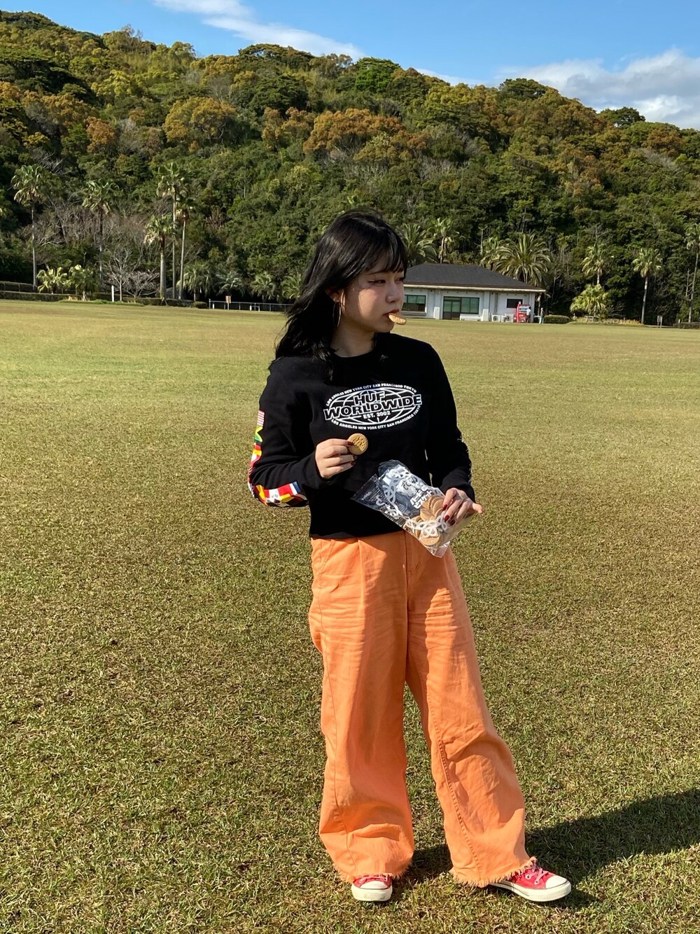 「オレンジパンツ、オレンジ、ショート丈トップス、コンバース、シンプル、低身長、春コーデ、カラーパンツ」｜「HUFのHUF WOMEN'S WORLD TOUR MINI L/S TEE ハフ ウィメンズ Tシャツ（Tシャツ/カットソー、ブラック系）」を使った、空さん（レディース・153cm）の春コーディネートの1枚目の写真
