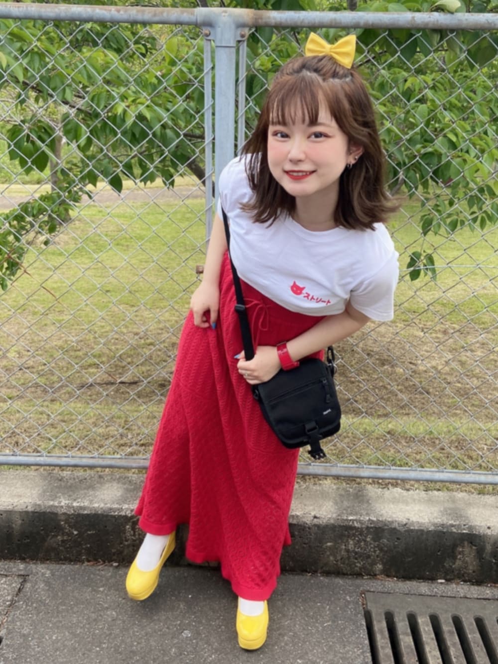 「ootd、低身長コーデ、厚底、ディズニー、ミニー、白Tシャツ、ロングスカート、プチプラ」｜「GUの600円でゲット（スカート、レッド系）」を使った、空さん（レディース・153cm）の春コーディネートの1枚目の写真