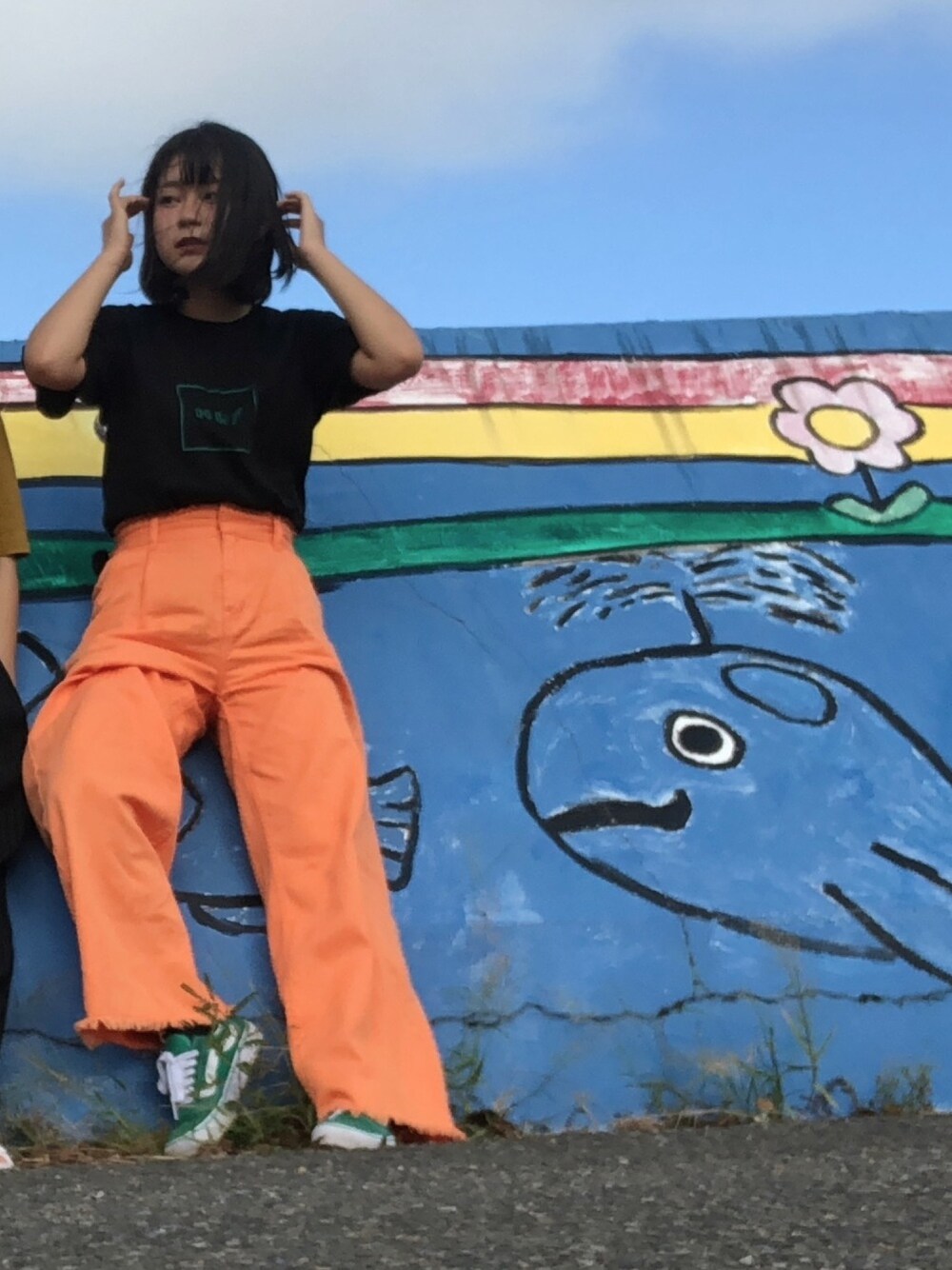 「ワイドパンツ、オレンジ、夏コーデ、夏、Tシャツ、オールドスクール、パンツスタイル、ラクチンコーデ、スニーカー、低身長」｜「HUFのHUF / ハフ BOX LOGO S/S TEE　Tシャツ（Tシャツ/カットソー、ブラック系）」を使った、空さん（レディース・153cm）の春コーディネートの1枚目の写真