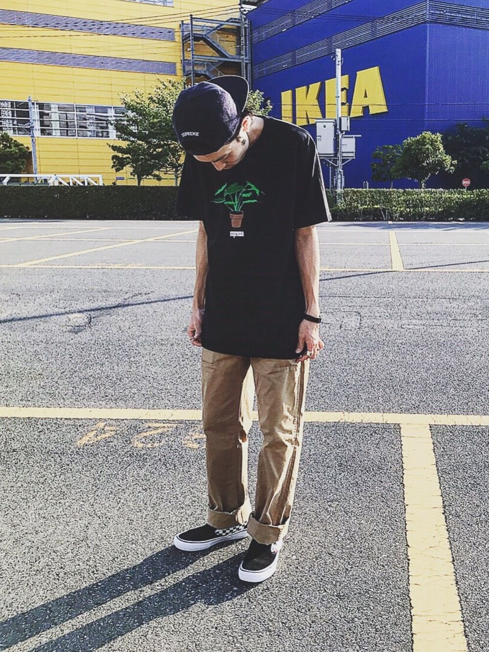 「supreme、street、UNIQLO、チノパン、Chrome Hearts、THRASHER、sneakers、シンプルコーデ、IKEA、VANS」｜「Supreme のアイテム（Tシャツ/カットソー、ブラック系）」を使った、ASUさん（メンズ・170cm）の秋コーディネートの1枚目の写真