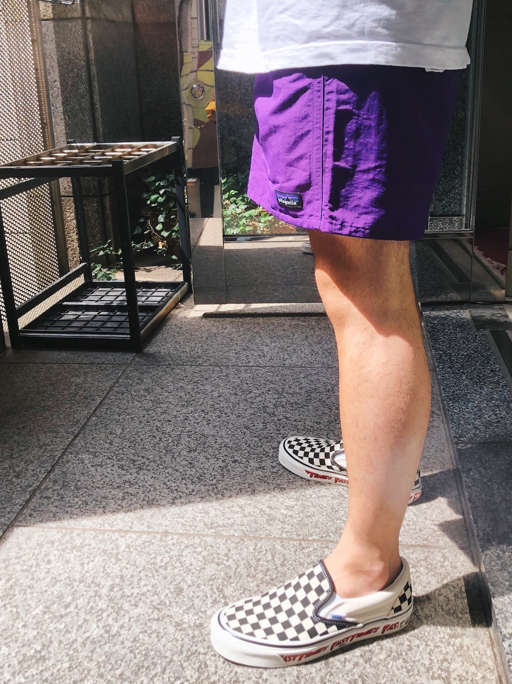 「patagonia、パタゴニア、バギーズショーツ、ショーツ、短パン、VANS、バンズ、スリッポン、チェッカーフラッグ」｜「patagoniaのPatagonia/パタゴニア Ms Baggies Shorts/メンズ バギーズ ショーツ                （その他パンツ、パープル系）」を使った、taaarumizuさん（メンズ・165cm）の夏コーディネートの1枚目の写真