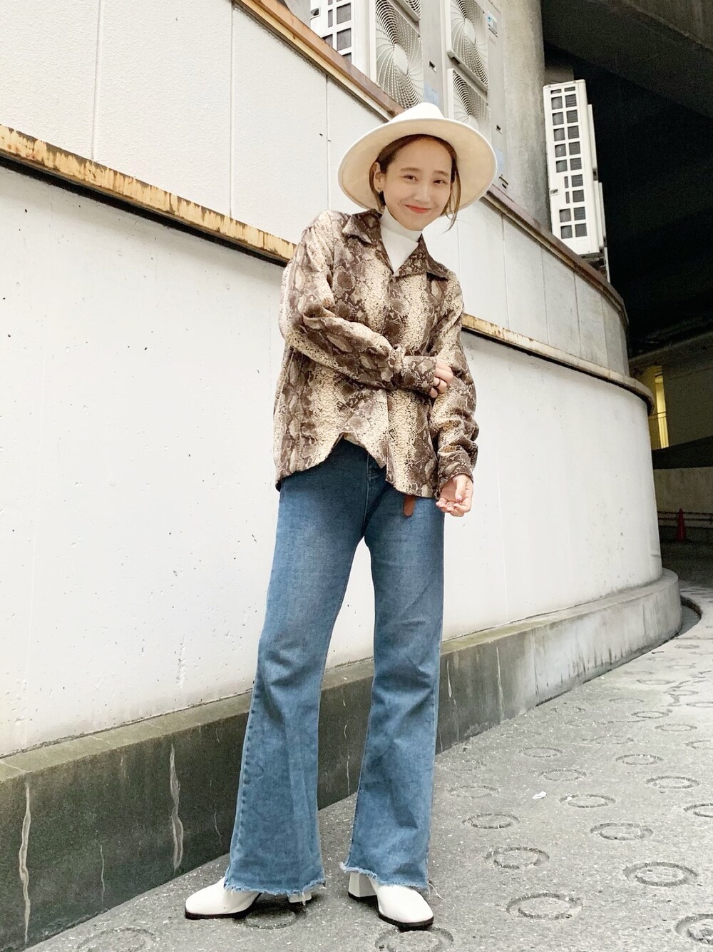 「蛇柄、シャツスタイル、ゆるコーデ、ベージュコーデ、パンツスタイル、ハット、大人カジュアル、Kastane」｜「KastaneのフェルトHAT（ハット、ホワイト系）」を使った、nakao takakoさん（レディース・159cm）の秋コーディネートの1枚目の写真