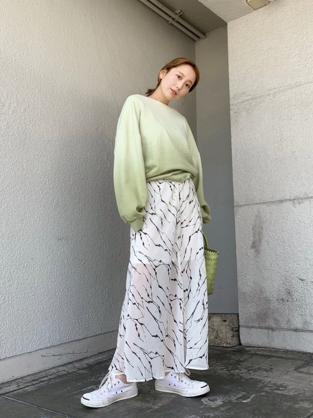 「グラデーション、スウェット、ロングスカート、ゼブラ柄、大人カジュアル、Kastane、白スニーカー、コンバース、シンプルコーデ、シースルー」｜「KastaneのグラデーションBIGスウェット（スウェット、グリーン系）」を使った、nakao takakoさん（レディース・159cm）の春コーディネートの1枚目の写真