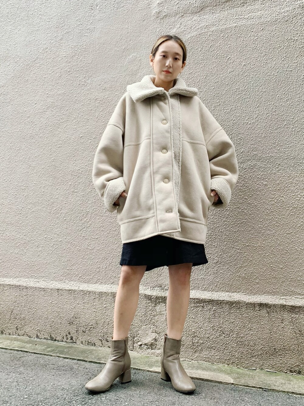 「ムートンコート、Kastane、ボアジャケット、秋のコーデ、リバーシブル」｜「Kastaneのハイネックリバボアムートンジャケット/リバーシブル（ムートンコート、ベージュ系）」を使った、nakao takakoさん（レディース・159cm）の秋コーディネートの1枚目の写真