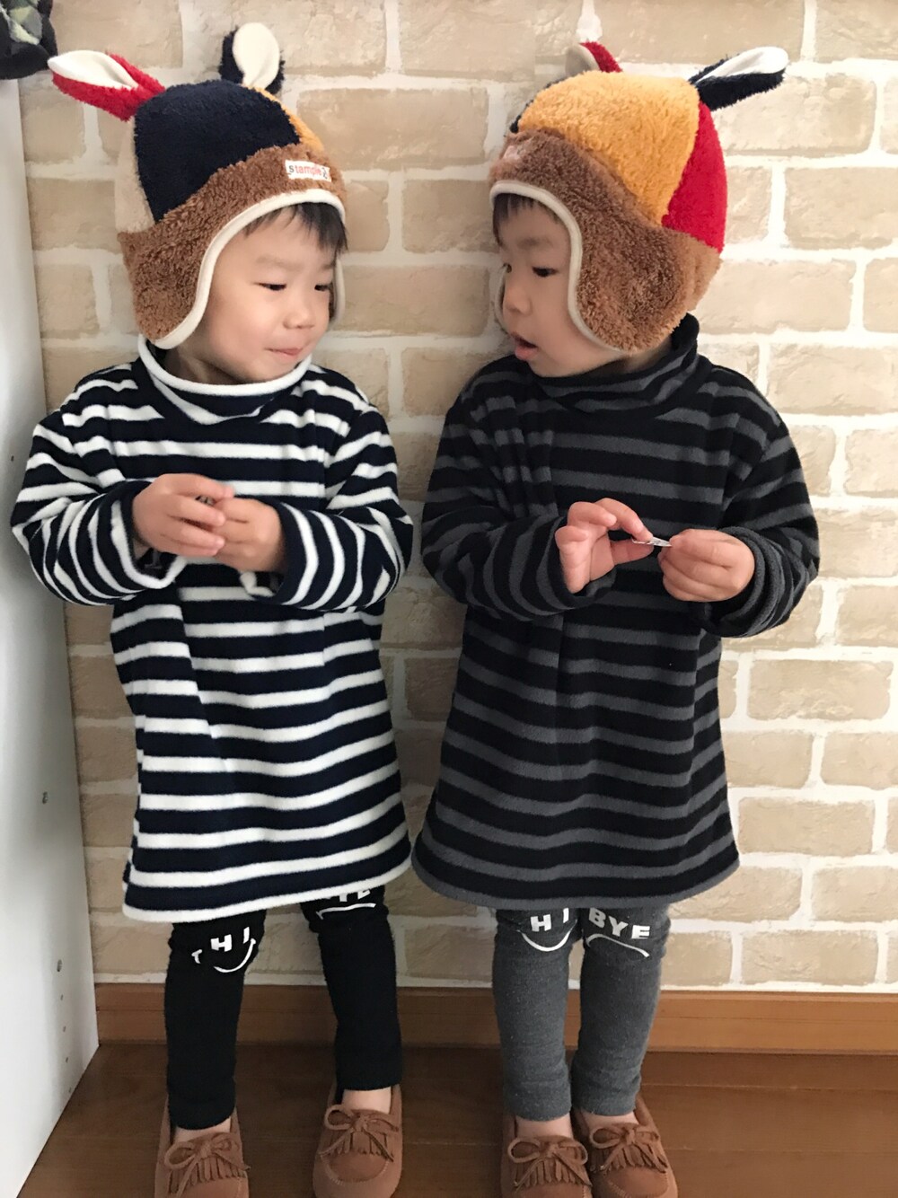「ゆるコーデ、双子、双子コーデ、UNIQLO、韓国子供服、レギンス、モカシン、stample、キッズコーデ、おとこのこ」｜「stampleの60617 ボアフリース　ラビットCAP（キャップ、ブラウン系）」を使った、YUKIRIKIさん（キッズ・80cm）の冬コーディネートの1枚目の写真