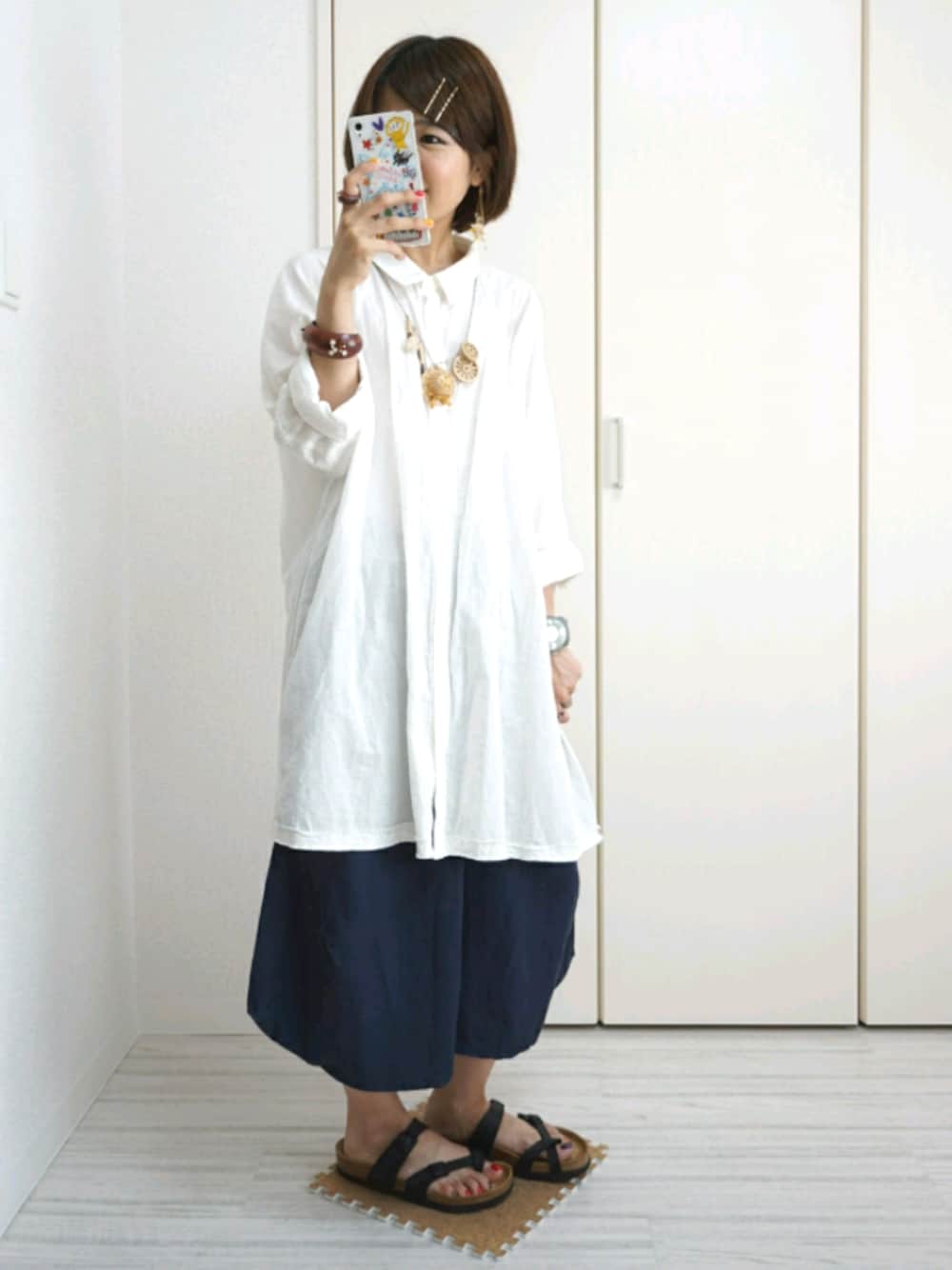 「シンプル、ラフ、ゆるコーデ、白シャツ、FRAPBOIS、birkenstock」｜「現代つまみ細工 漣-Ren-のアイテム（イヤリング（片耳用）、イエロー系）」を使った、nao_mamekoさん（レディース・152cm）の夏コーディネートの1枚目の写真