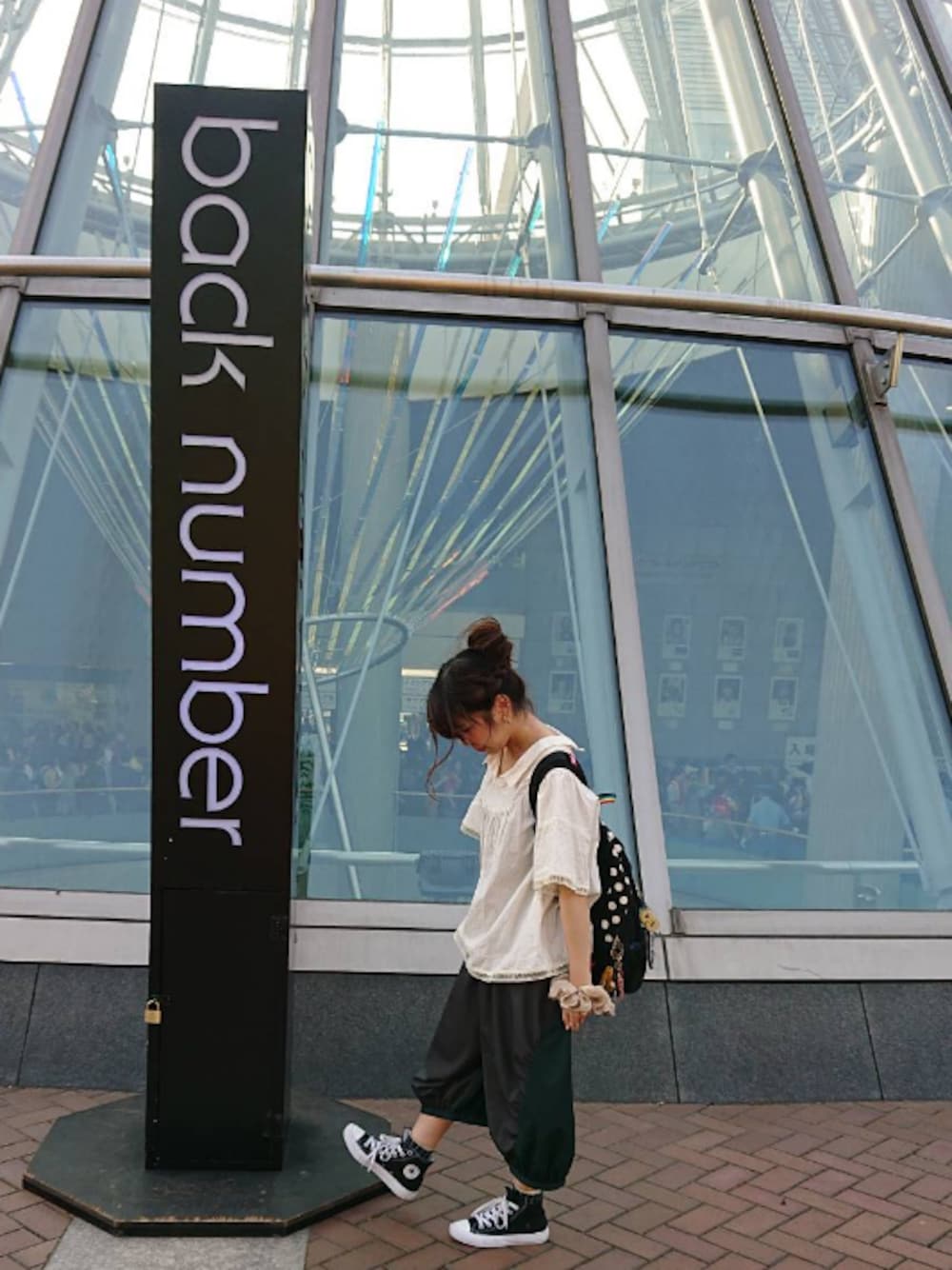 「ライブコーデ、白ブラウス、ゆるパンツ、リュック、ハイカットスニーカー、コンバース、おだんごヘアー」｜「FRAPBOISのFRAPBOIS×CHUMS（バックパック/リュック、ブラック系）」を使った、nao_mamekoさん（レディース・152cm）の夏コーディネートの1枚目の写真