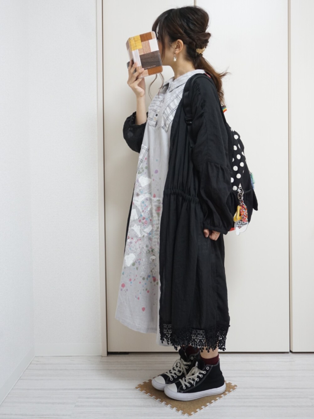 「ワンピース、ロングカーディガン、リュック、ハイカットスニーカー」｜「FRAPBOISのFRAPBOIS×CHUMS（バックパック/リュック、ブラック系）」を使った、nao_mamekoさん（レディース・152cm）の夏コーディネートの1枚目の写真