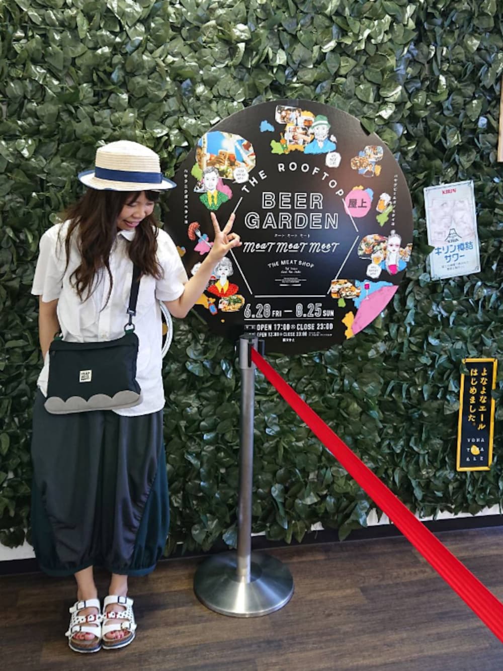 「カンカン帽、白シャツ、ゆるパンツ、サンダル、サコッシュ」｜「NOMBRE IMPAIRのアイテム（帽子、ベージュ系）」を使った、nao_mamekoさん（レディース・152cm）の夏コーディネートの1枚目の写真