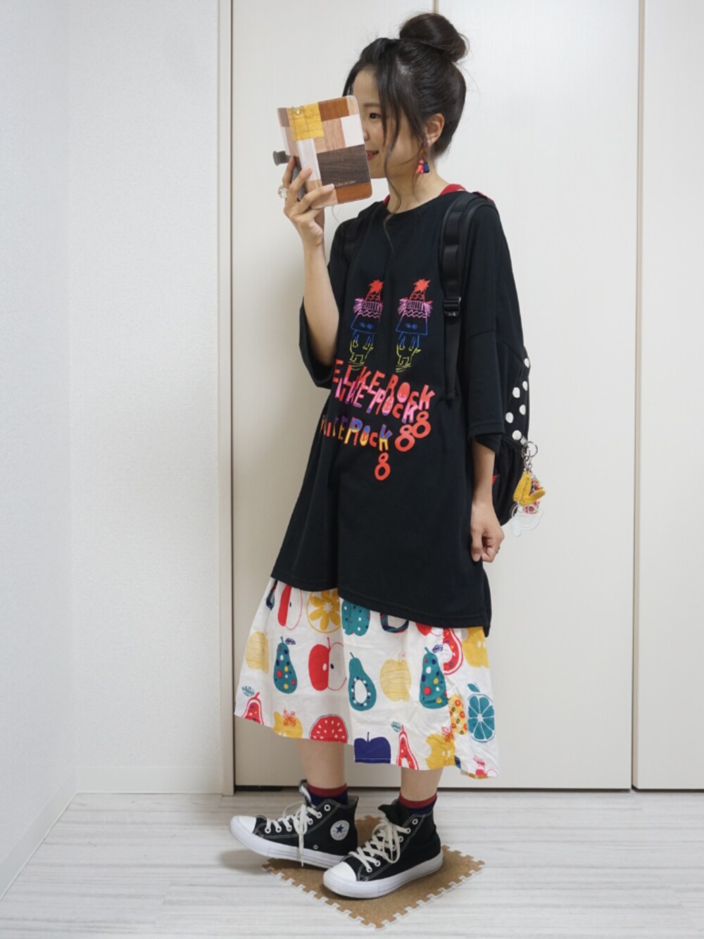 「ゆるコーデ、おだんごヘアー、でこ出し、ビッグT、リュック、ハイカットスニーカー、converse」｜「FRAPBOISのタッセルマンゴー（ピアス（両耳用）、その他）」を使った、nao_mamekoさん（レディース・152cm）の夏コーディネートの1枚目の写真