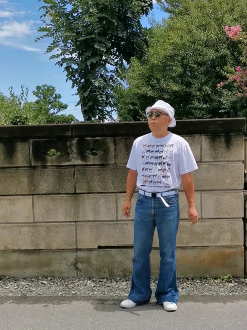 「夏コーデ、ねこT、ベルボトム、白帽子、白い靴、40代、アンジュルム」｜「MYDSのMYDS 猫のリスト　Tシャツ（Tシャツ/カットソー、ホワイト系）」を使った、かえでもみじさん（メンズ・178cm）の夏コーディネートの1枚目の写真