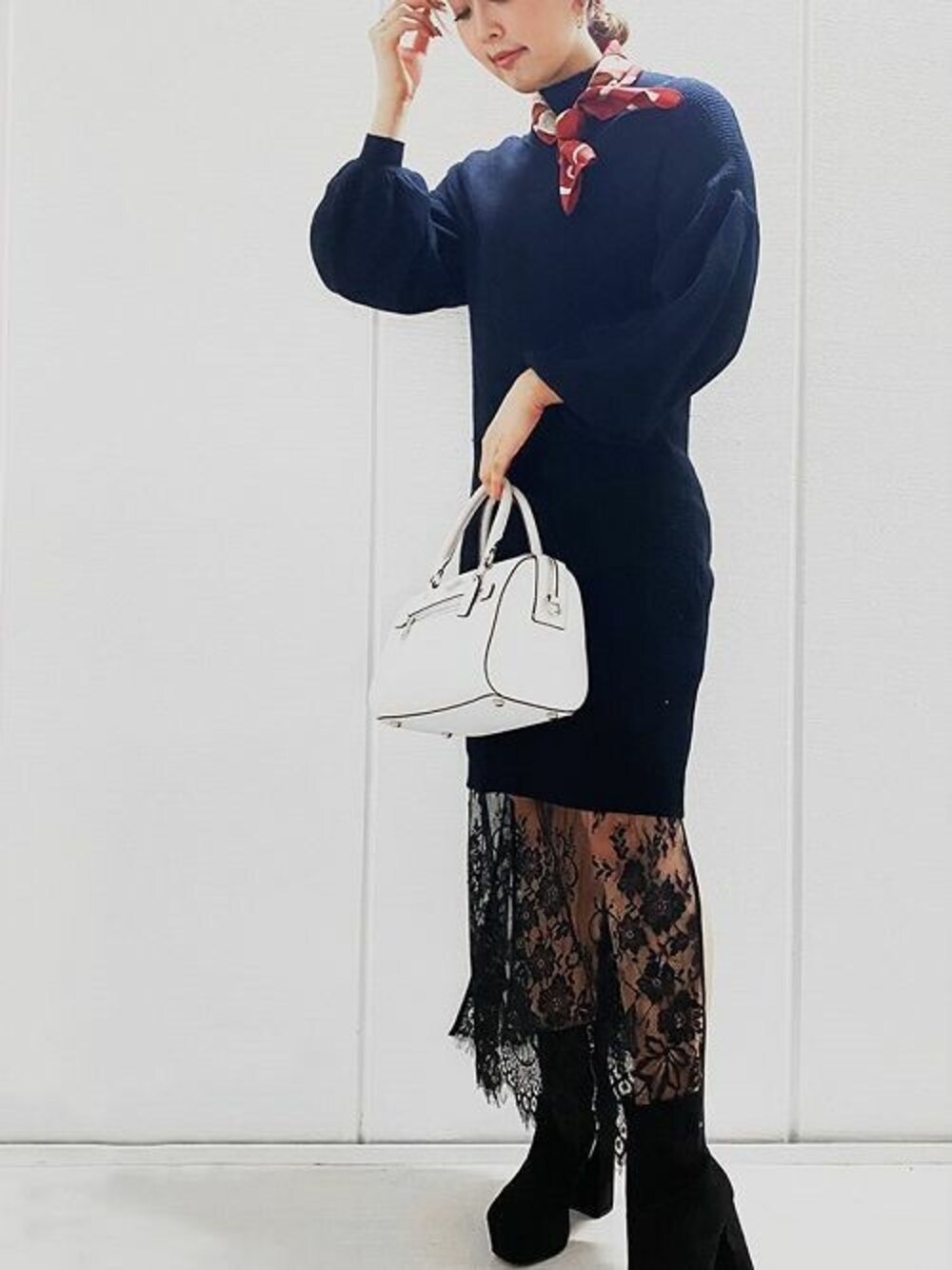 ブラック系のワンピースを着用したレディースの秋コーディネートの1枚目の写真