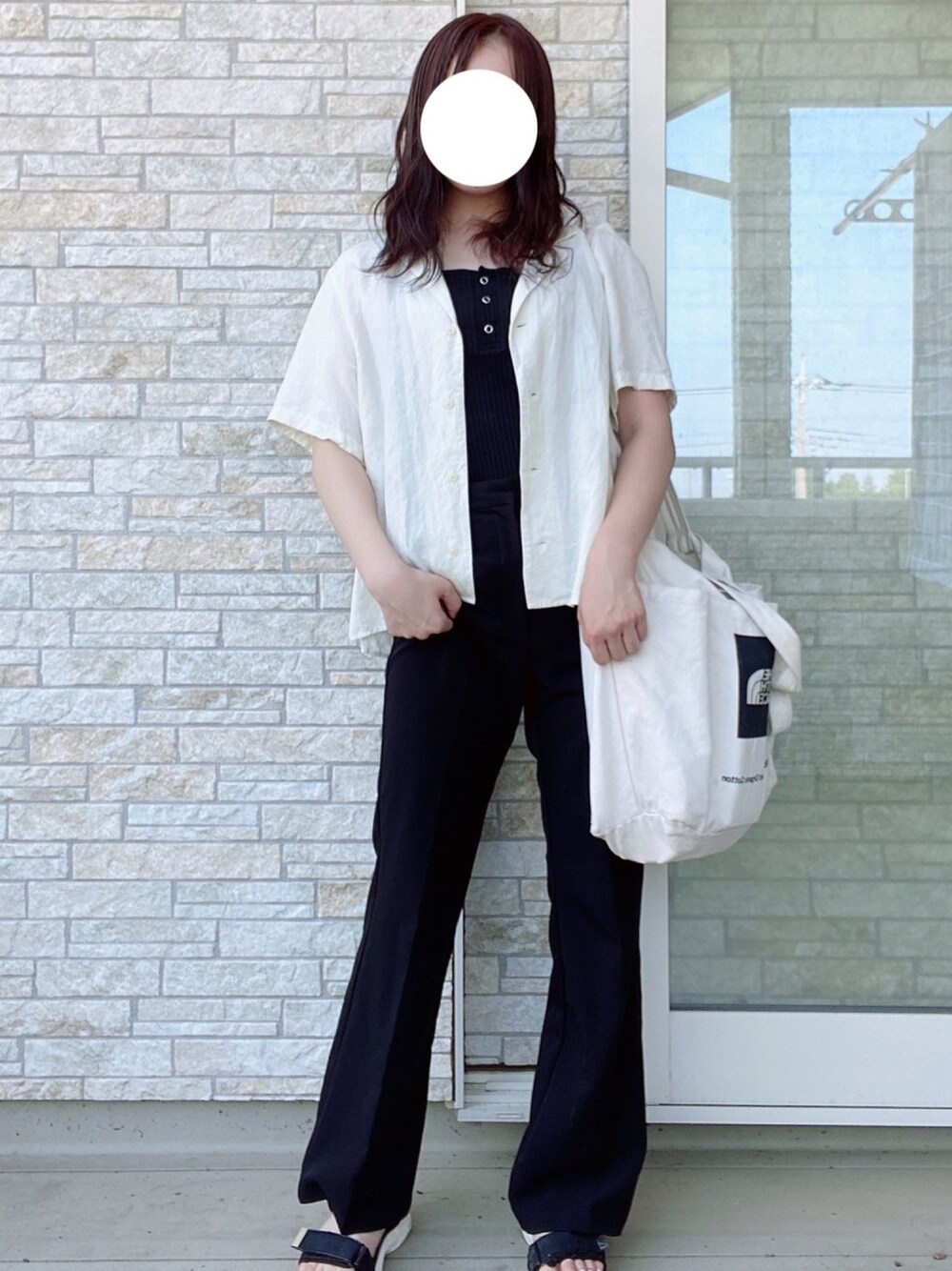 「パンツスタイル、モノトーン、フレアパンツ、シャツスタイル、ラフコーデ、休日スタイル、大人カジュアル、韓国ファッション、ベスト、着回しコーデ」｜「GUのアイテム（パンツ、ブラック系）」を使った、妃子さん（レディース・158cm）の夏コーディネートの1枚目の写真