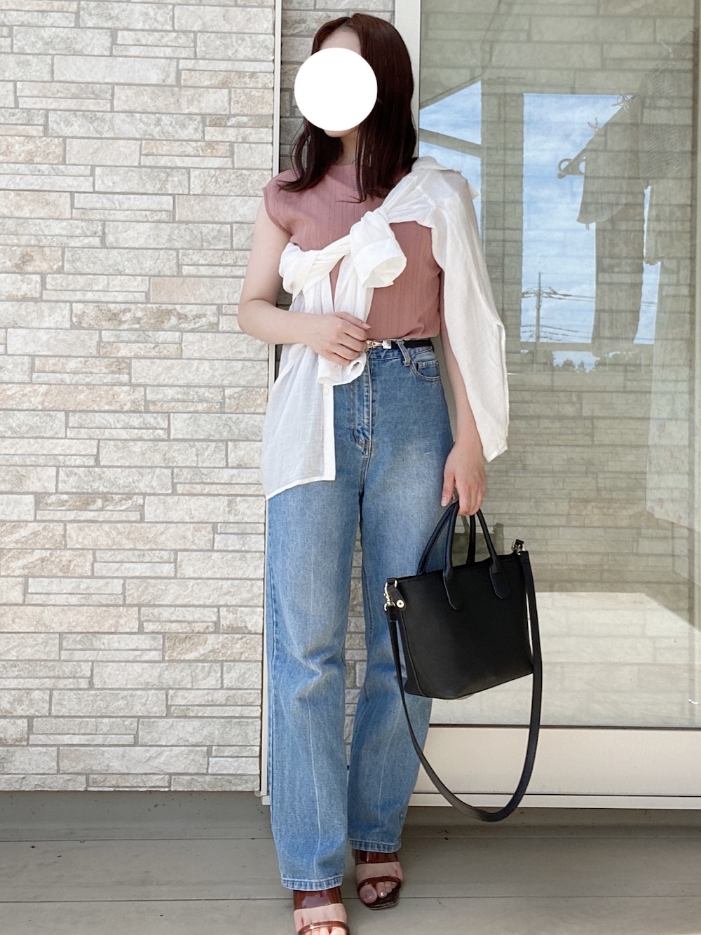 「シンプルコーデ、秋コーデ、上品、ストリート、パンツスタイル、オトナ女子、低身長コーデ、シアーシャツ、デニム、きれいめカジュアル」｜「ROPE' PICNICのアイテム（Tシャツ/カットソー、ピンク系）」を使った、妃子さん（レディース・158cm）の秋コーディネートの1枚目の写真