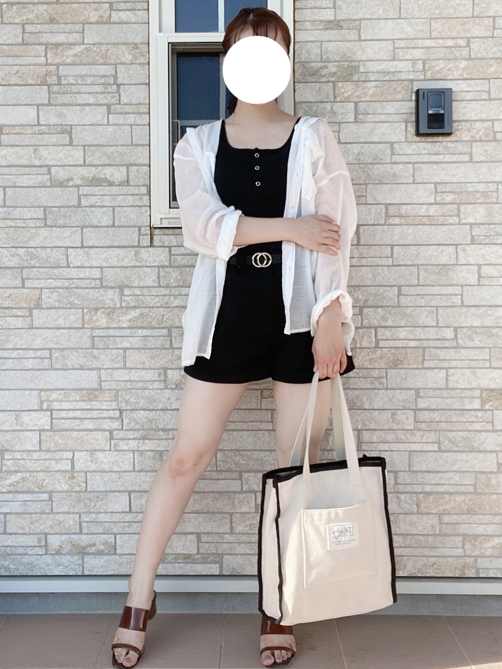 「シンプルコーデ、ブラック、オトナ女子、シアーシャツ、オールブラック、ショートパンツ、韓国ファッション」｜「WEGOのWEGO/【XS～Lサイズ】デイリーハイウエストショーツ（デニムパンツ、ブラック系）」を使った、妃子さん（レディース・158cm）の秋コーディネートの1枚目の写真