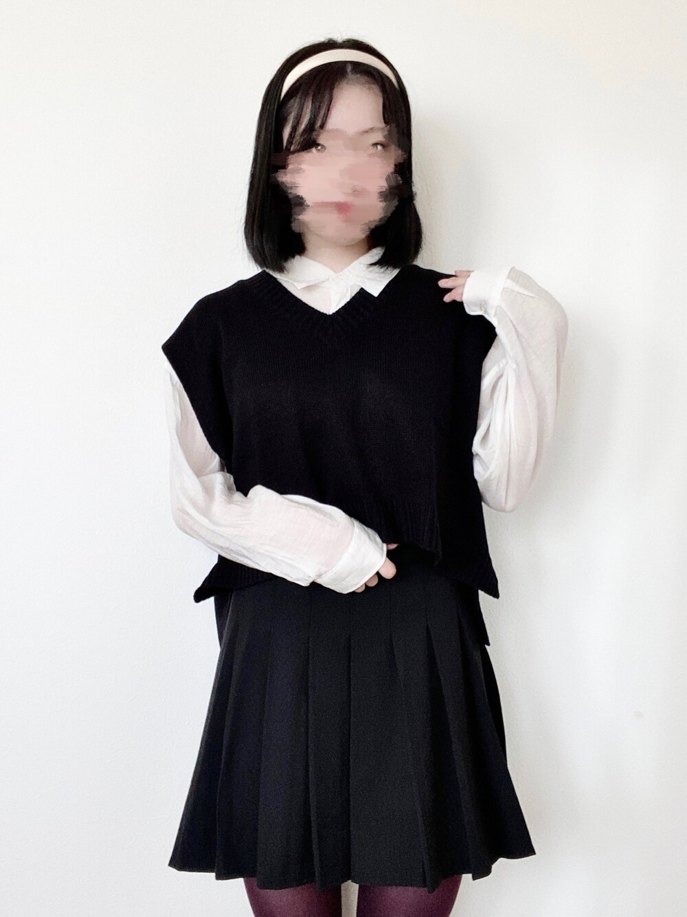 「秋服、シンプルコーデ、韓国ファッション、プリーツスカート、着回しコーデ、ワントーンコーデ、ブラック、ベスト、ガーリー」｜「WEGOのアイテム（スカート、ブラック系）」を使った、妃子さん（レディース・158cm）の秋コーディネートの1枚目の写真