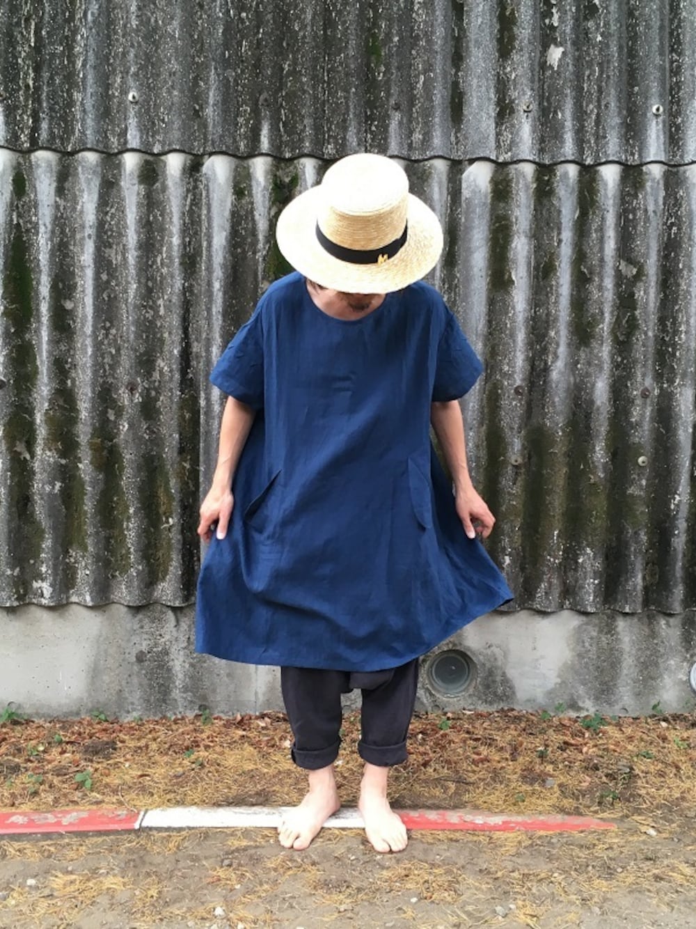 その他のワンピース、その他のその他パンツ、その他のハットを着用したメンズの春コーディネートの1枚目の写真