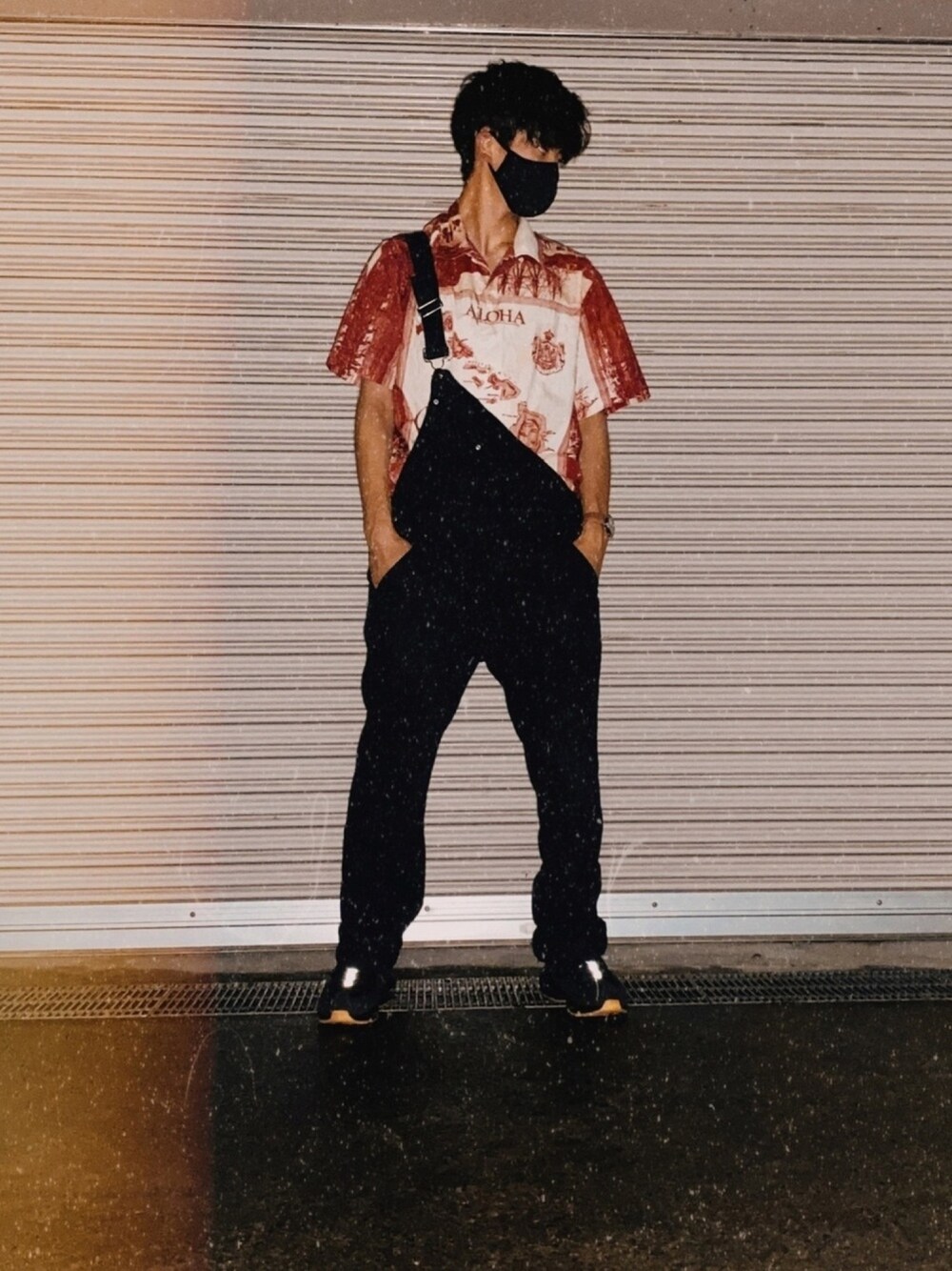 「アロハシャツ、オーバーオール、サロペット、夏コーデ、古着、おしゃれさんと繋がりたい、古着コーデ」｜「８(eight)のデニム オーバーオール ジーンズ つなぎ アメカジ ユニセックス（サロペット/オーバーオール、ブラック系）」を使った、てっぺーさん（メンズ・167cm）の夏コーディネートの1枚目の写真