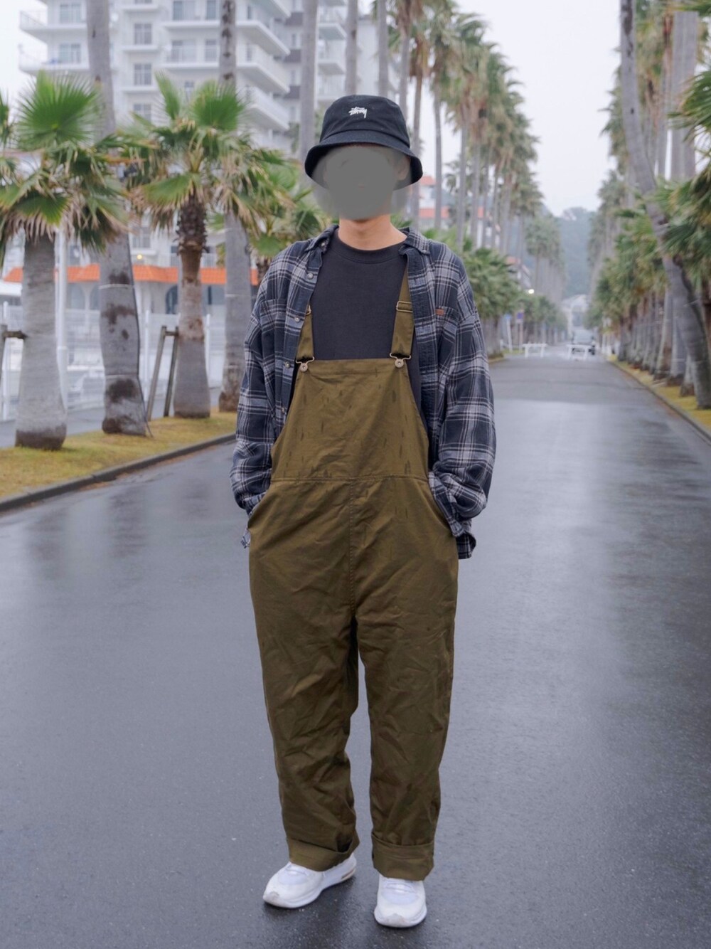 「秋コーデ、オーバーサイズ、秋冬コーデ、kutir、オーバーオール、サロペット、carhartt、古着、ミリタリー、古着MIX」｜「kutirのワイドオーバーオール（サロペット/オーバーオール、グリーン系）」を使った、てっぺーさん（メンズ・175cm）の秋コーディネートの1枚目の写真