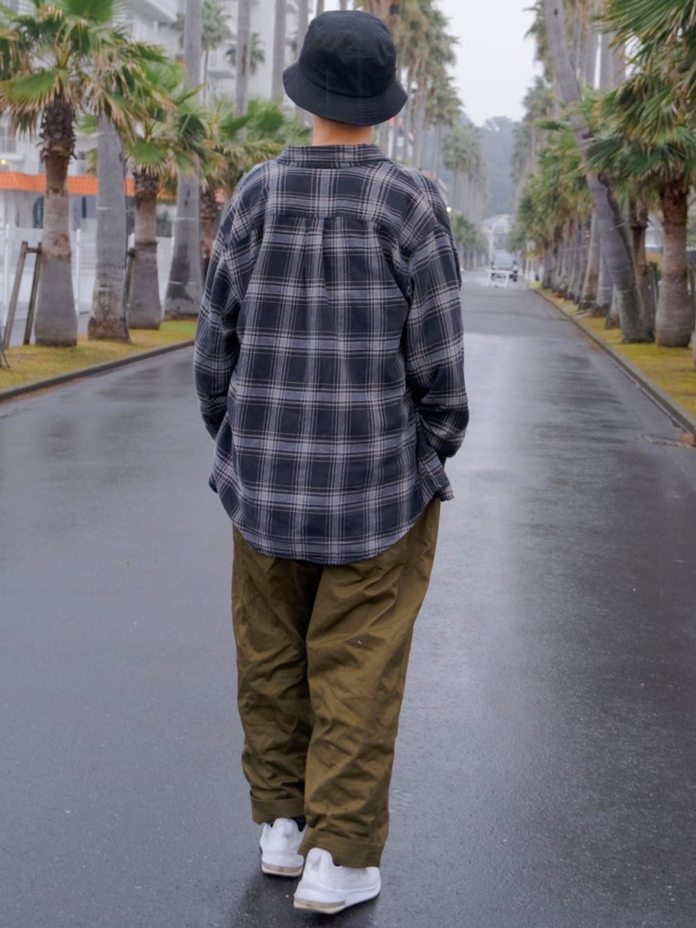 「ビックシルエット、秋のコーデ、オーバーオール、carhartt、ミリタリー、ストリート、古着、古着MIX、秋冬コーデ、バケットハット」｜「Carharttのアイテム（シャツ/ブラウス、グレー系）」を使った、てっぺーさん（メンズ・175cm）の秋コーディネートの1枚目の写真