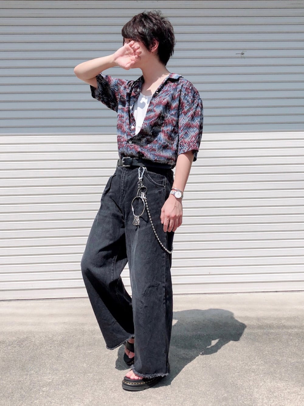 その他のシャツ/ブラウス、ホワイト系のタンクトップ、ブラック系のデニムパンツを着用したメンズの夏コーディネートの1枚目の写真