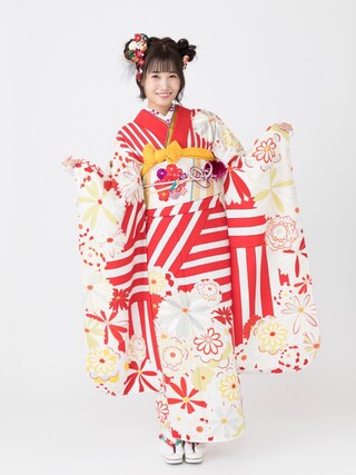 朝長美桜使用「ふりふ（振袖「mum」）」的時尚穿搭