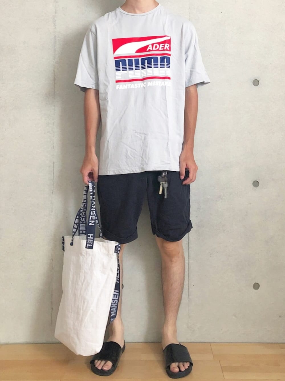 「デコプレ2019第二弾、夏だ！Tシャツ着よう！、夏、シンプル、ハーフパンツ、トートバッグ、サンダル、Tシャツ、ADER error、PUMA」｜「PLAKTONのPLAKTON/CHAROL SIERRA SOLE BLACK（サンダル、ブラック系）」を使った、totoさん（メンズ・173cm）の夏コーディネートの1枚目の写真