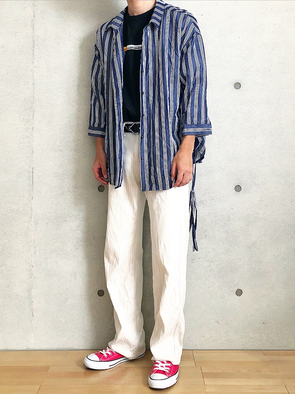 レッド系のスニーカー、ホワイト系のパンツ、ブラック系のTシャツ/カットソーを着用したメンズの夏コーディネートの1枚目の写真