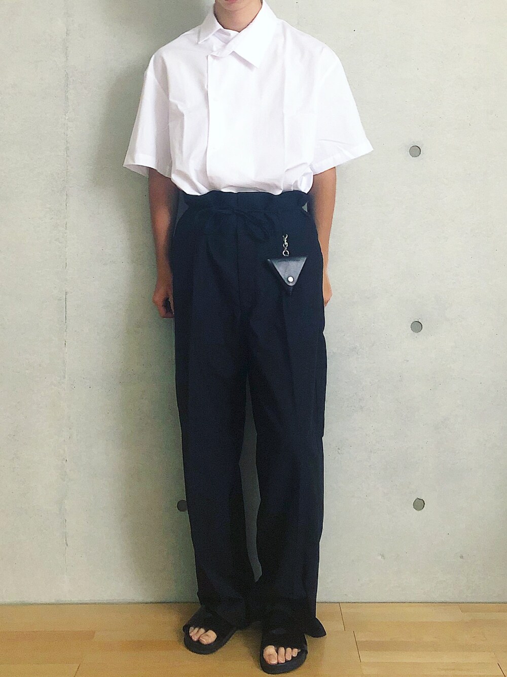 「シャツスタイル、シンプル、モノトーン、夏、ブラックコーデ、おしゃれさんと繋がりたい、韓国ファッション、休日スタイル、coln、shiyoh」｜「PLAKTONのPLAKTON/CHAROL SIERRA SOLE BLACK（サンダル、ブラック系）」を使った、totoさん（メンズ・173cm）の夏コーディネートの1枚目の写真